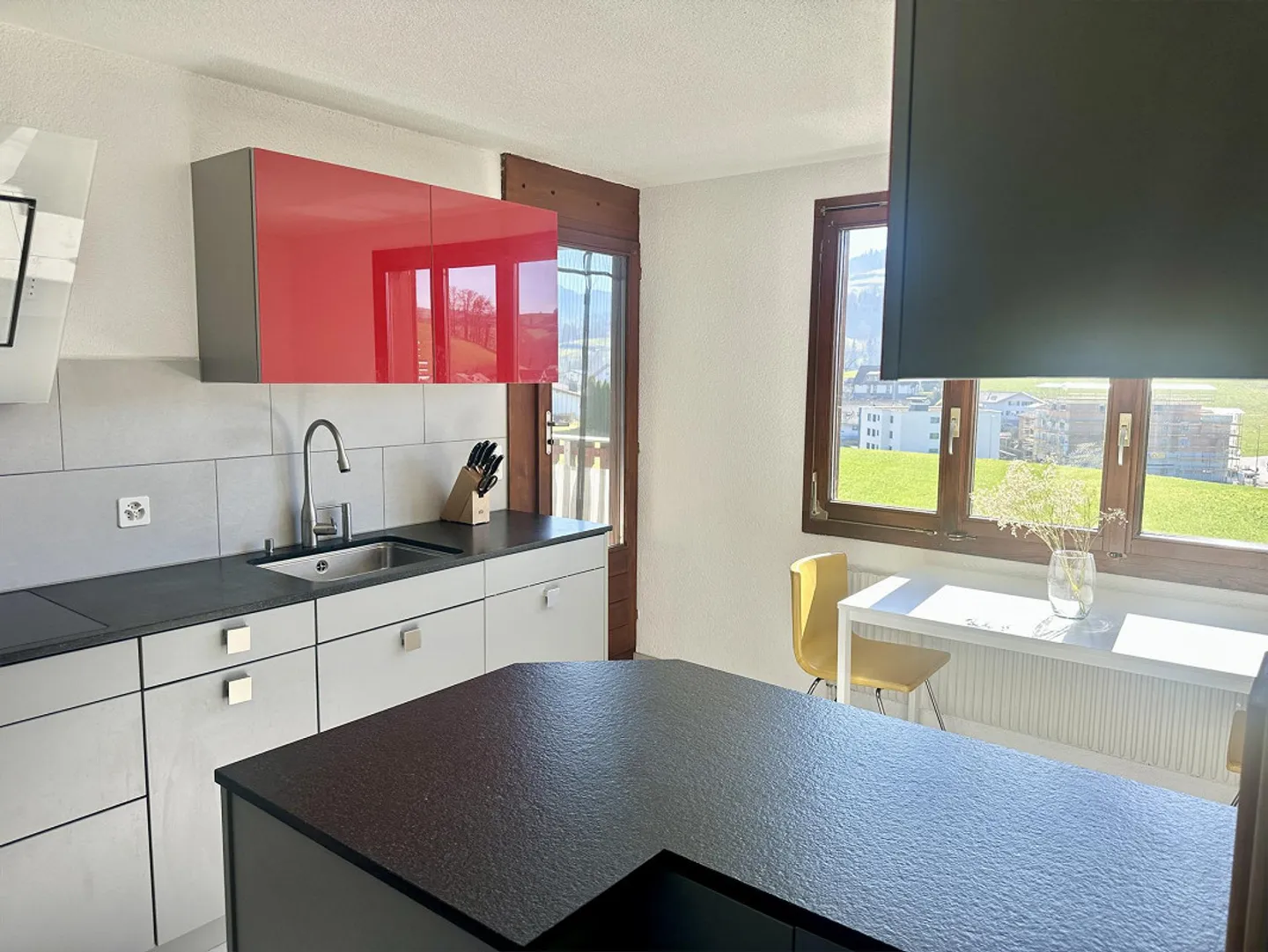 Appartamento luminoso di 4,5 stanze con grande balcone e vista libera sulle montagne - Foto 6 di 27