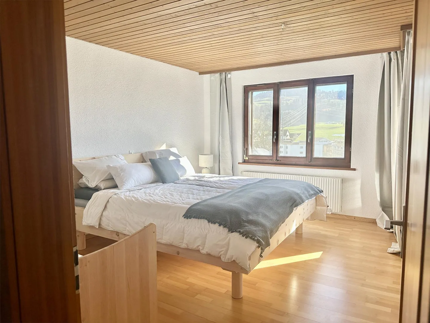 Appartamento luminoso di 4,5 stanze con grande balcone e vista libera sulle montagne - Foto 7 di 27