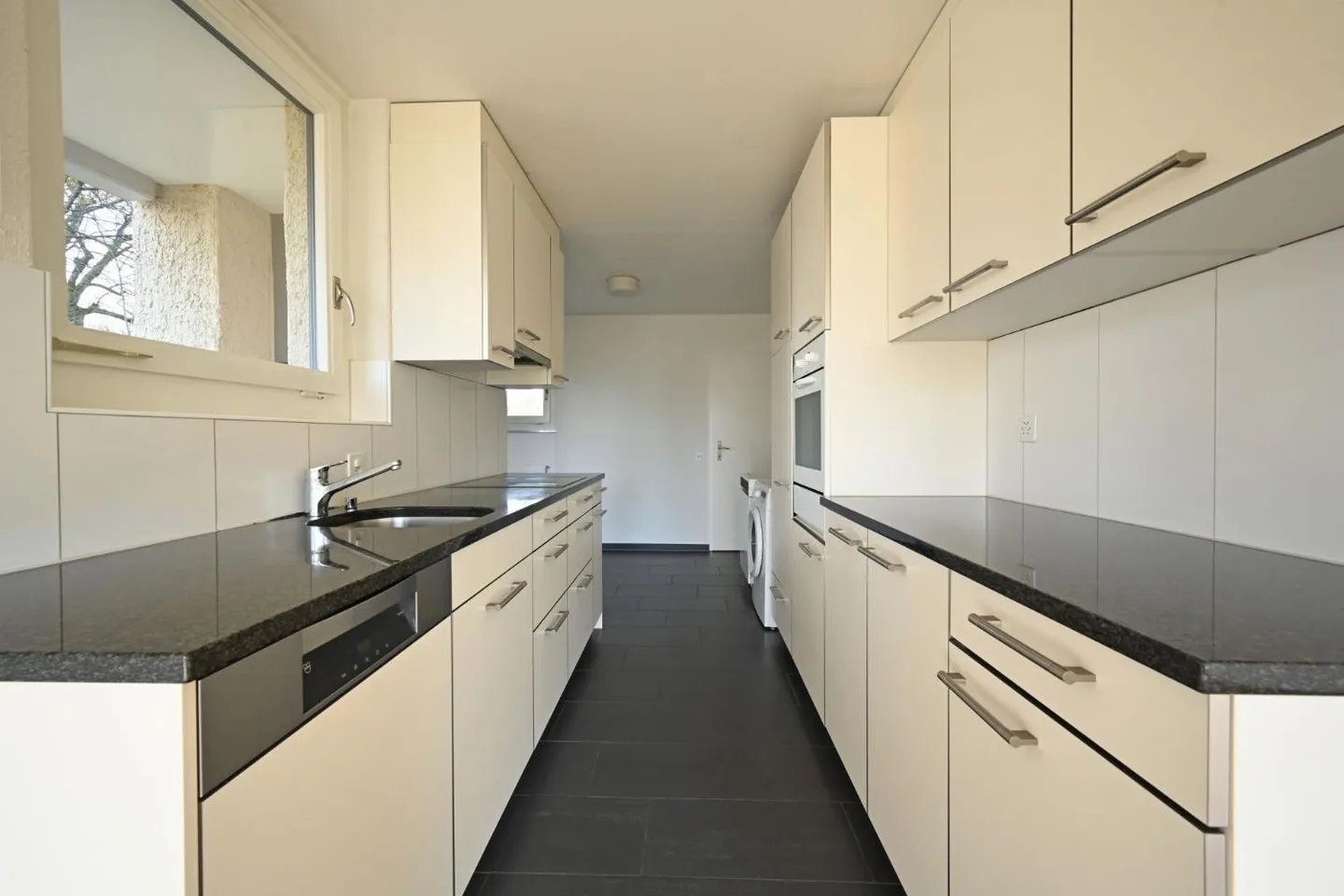 Renovated and bright 4.5-room apartment in the popular Kappelenring including two parking spaces - Photo 4 of 11