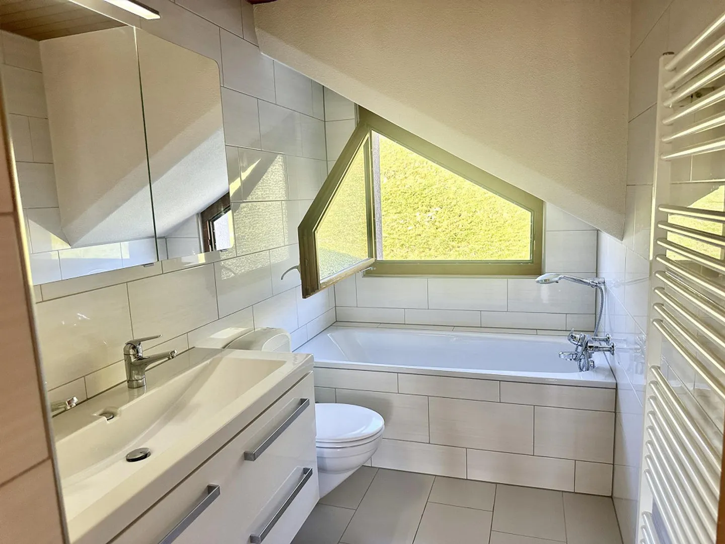 Appartamento luminoso di 4,5 stanze con grande balcone e vista libera sulle montagne - Foto 8 di 27