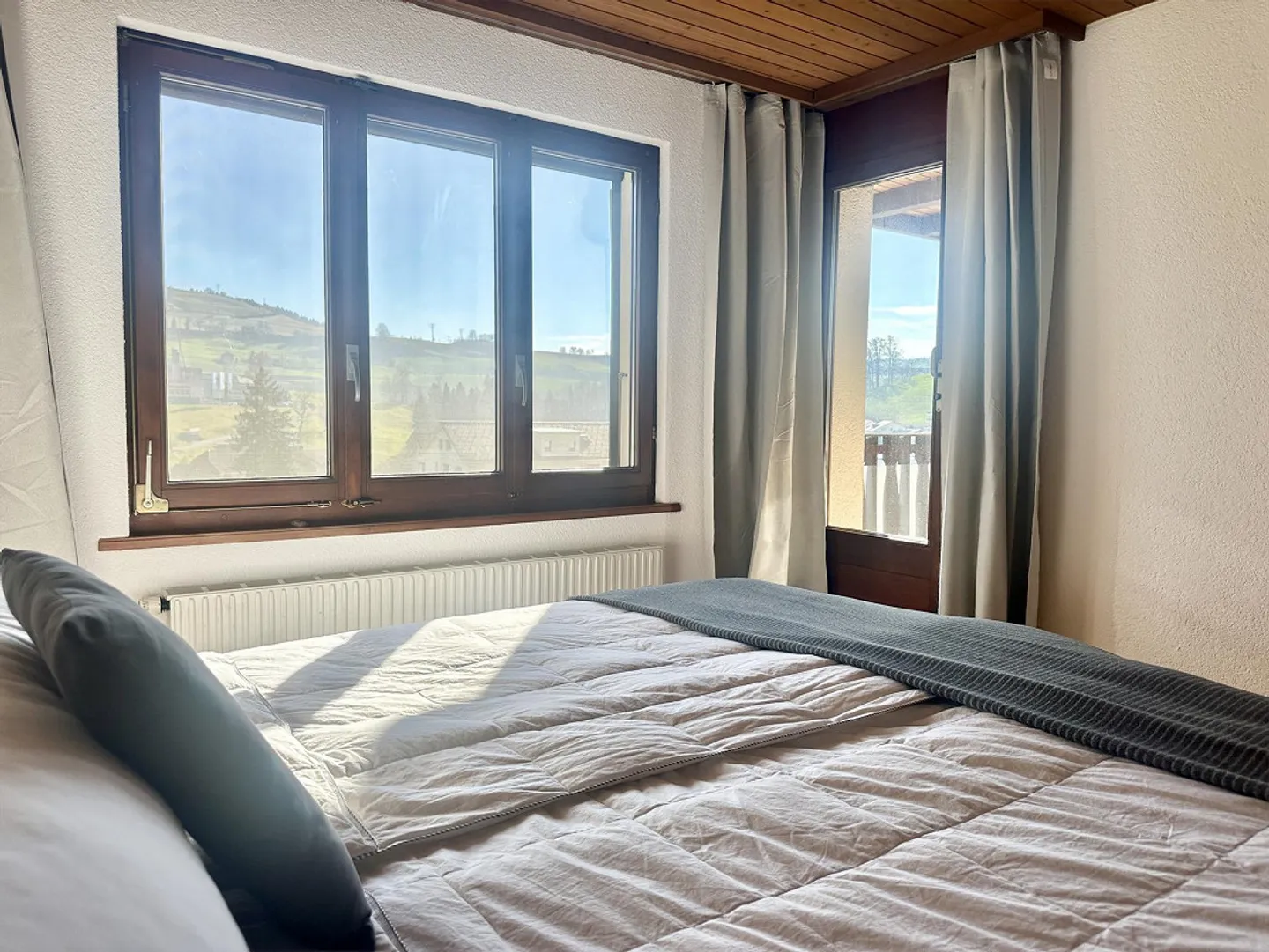 Appartamento luminoso di 4,5 stanze con grande balcone e vista libera sulle montagne - Foto 10 di 27