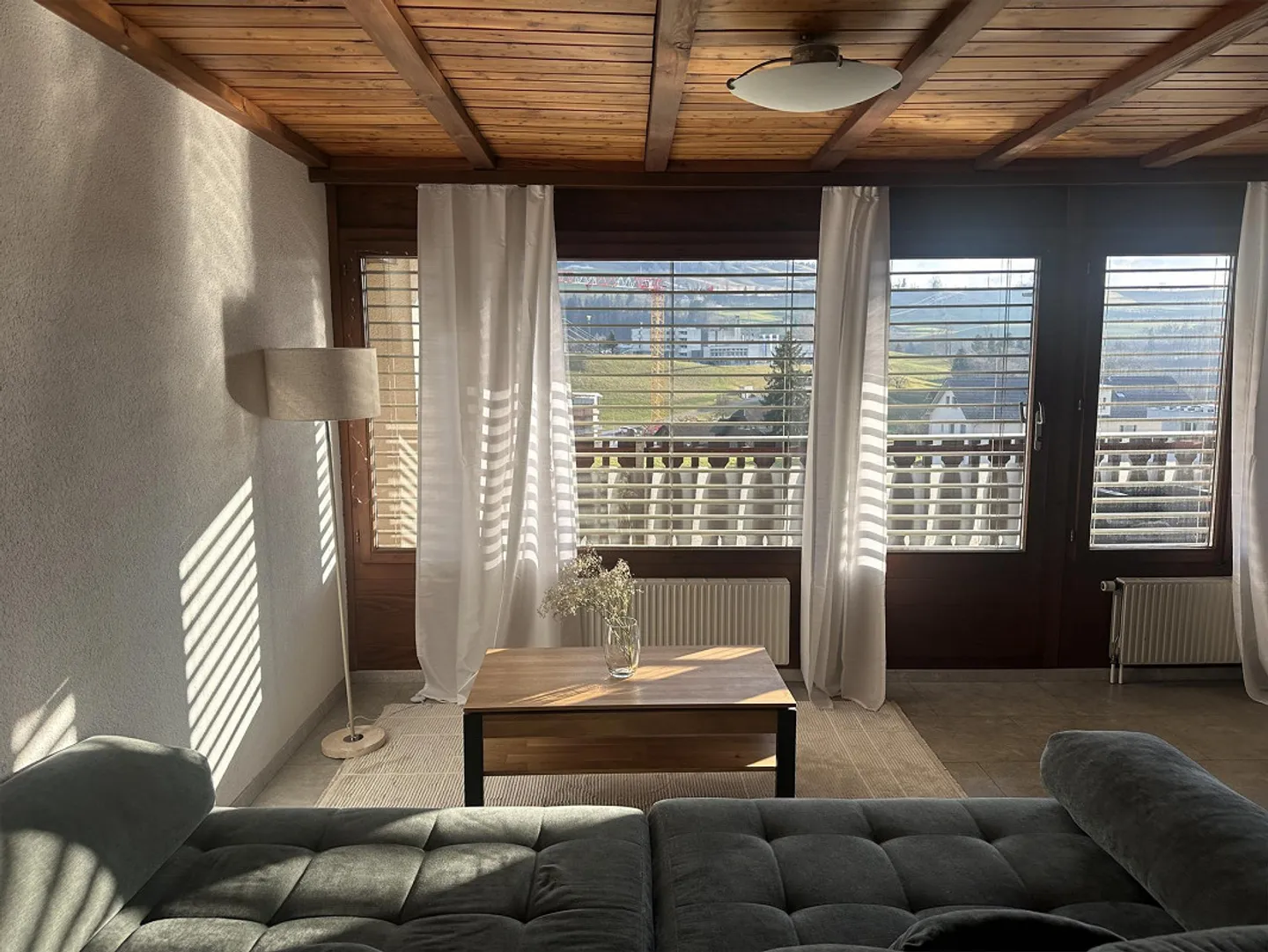 Appartamento luminoso di 4,5 stanze con grande balcone e vista libera sulle montagne - Foto 16 di 27