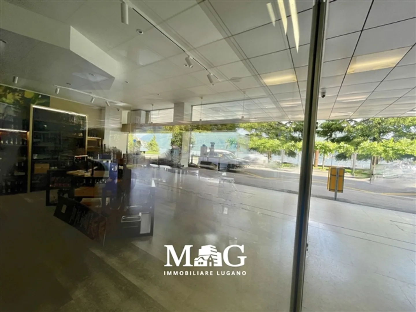 Lugano Center Commercial Space with 3 Large Windows Overlooking the Lake - Photo 1 of 4
