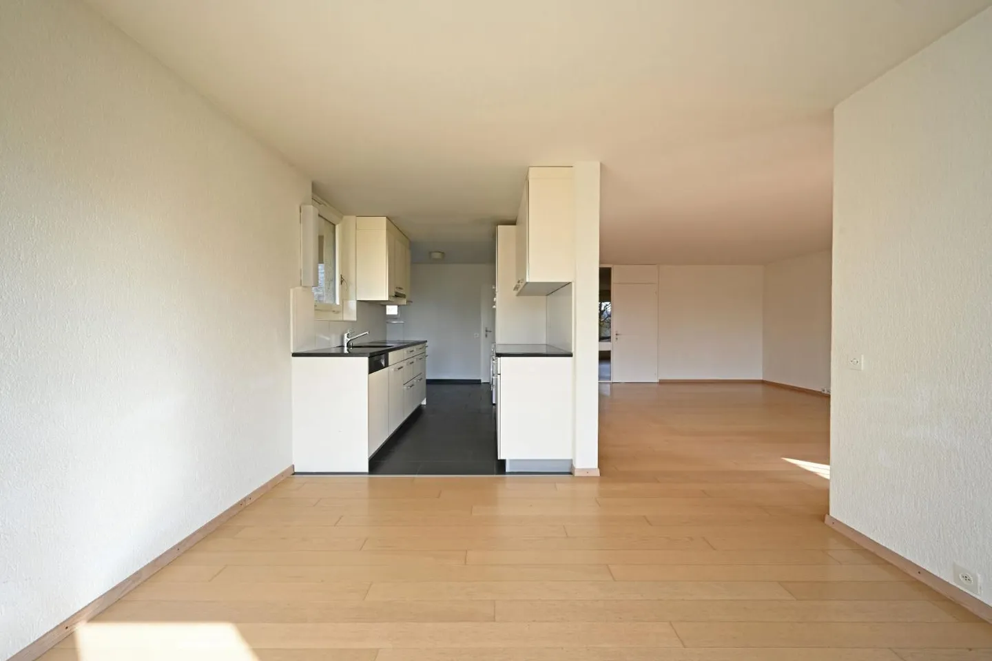 Renovated and bright 4.5-room apartment in the popular Kappelenring including two parking spaces - Photo 7 of 11