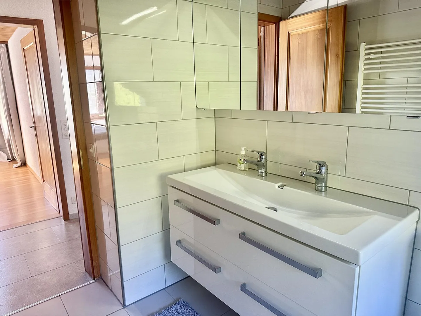 Appartamento luminoso di 4,5 stanze con grande balcone e vista libera sulle montagne - Foto 15 di 27