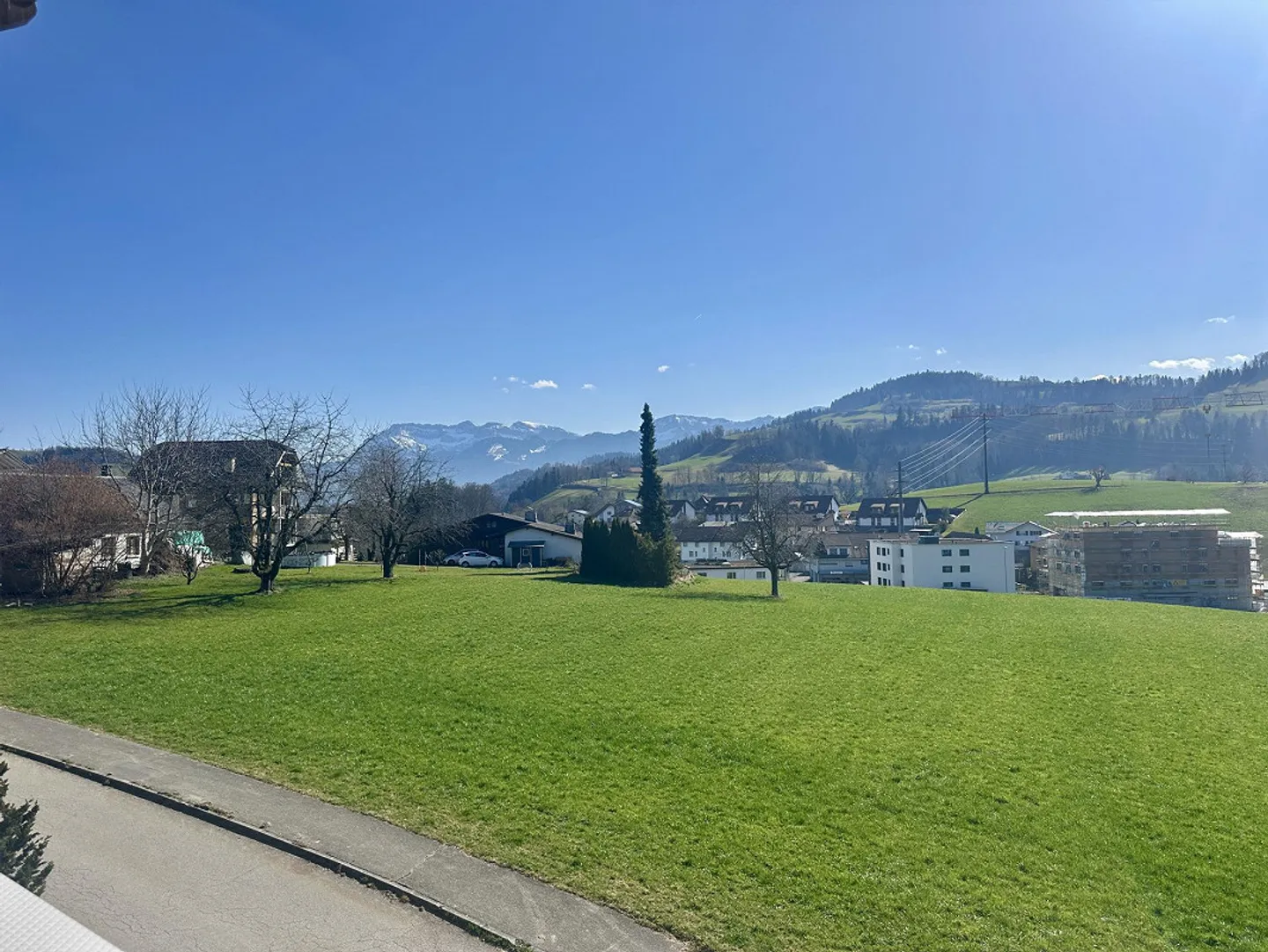 Appartamento luminoso di 4,5 stanze con grande balcone e vista libera sulle montagne - Foto 22 di 27