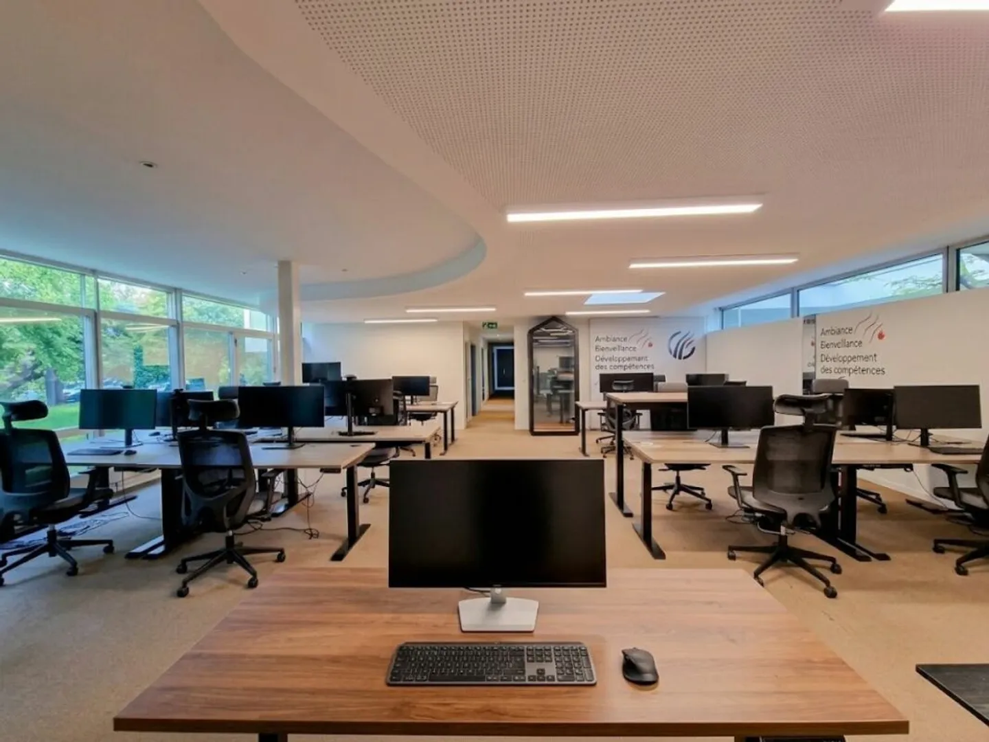 Turnkey, modern and bright offices facing the lake. - Photo 1 of 7