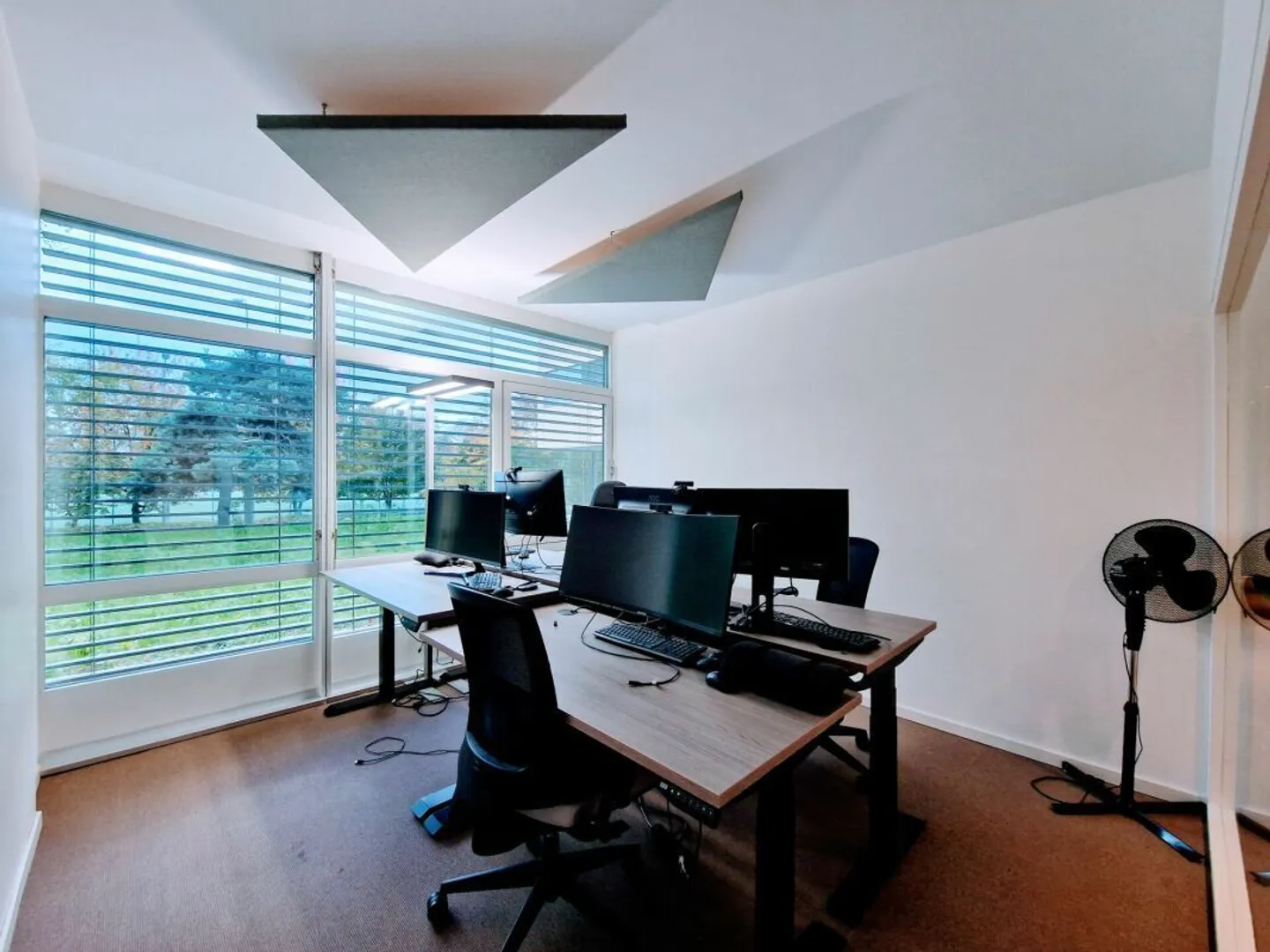 Turnkey, modern and bright offices facing the lake. - Photo 4 of 7