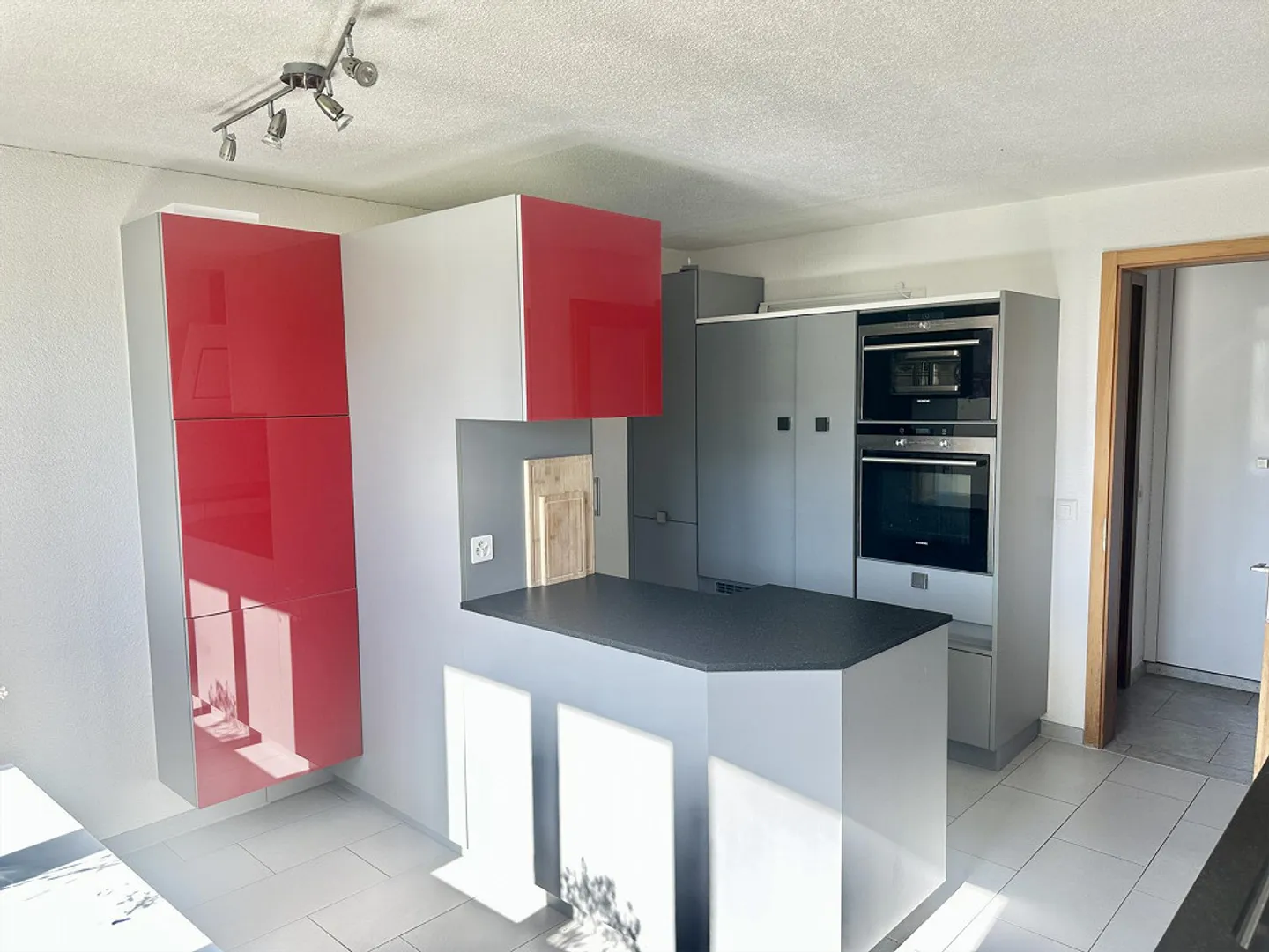 Appartamento luminoso di 4,5 stanze con grande balcone e vista libera sulle montagne - Foto 25 di 27