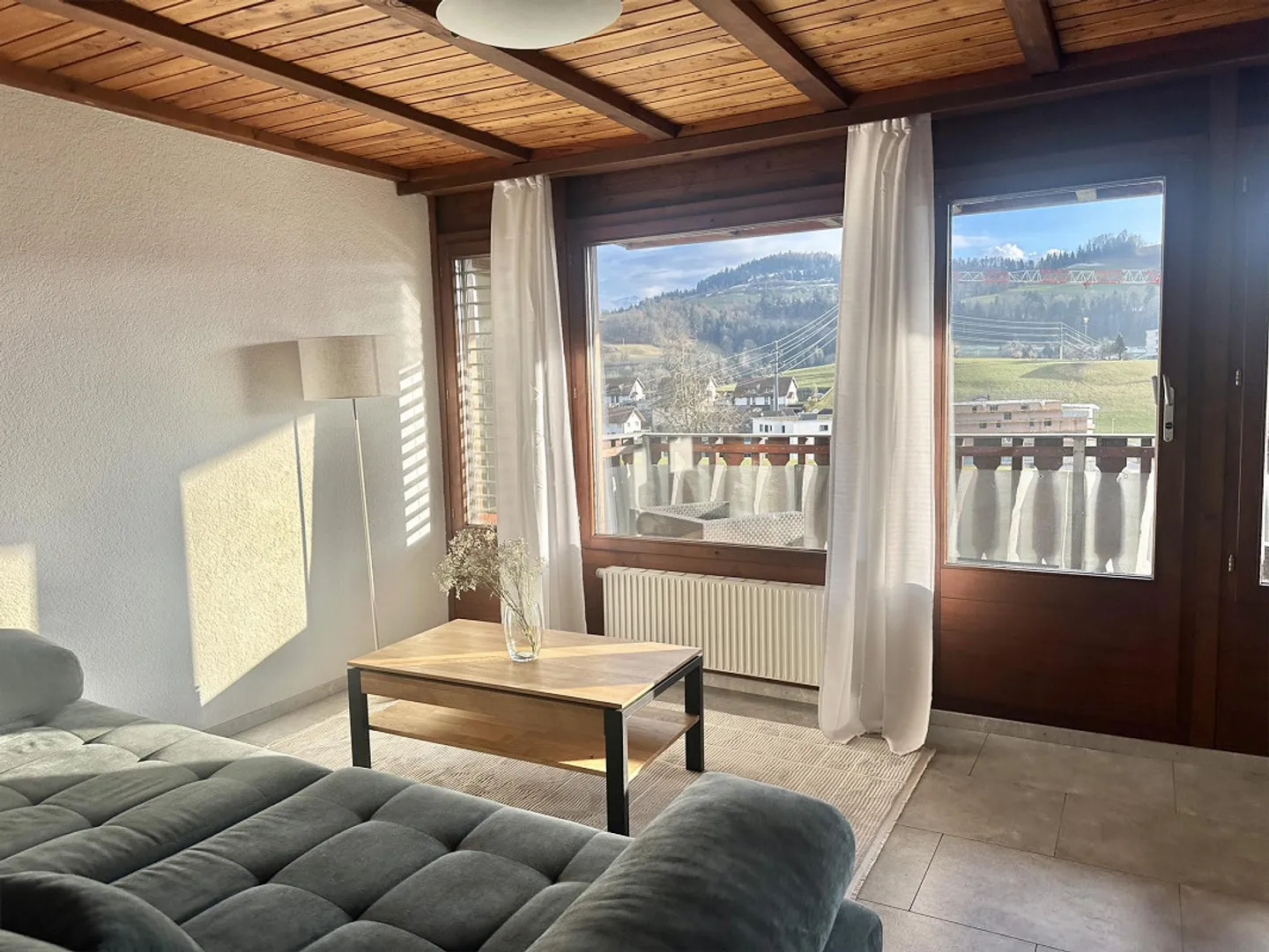 Appartamento luminoso di 4,5 stanze con grande balcone e vista libera sulle montagne - Foto 26 di 27