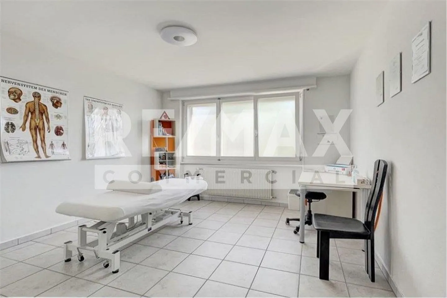 Spazio commerciale luminoso attrezzato con 5,5 stanze su 140 m2 a us... - Foto 2 di 10