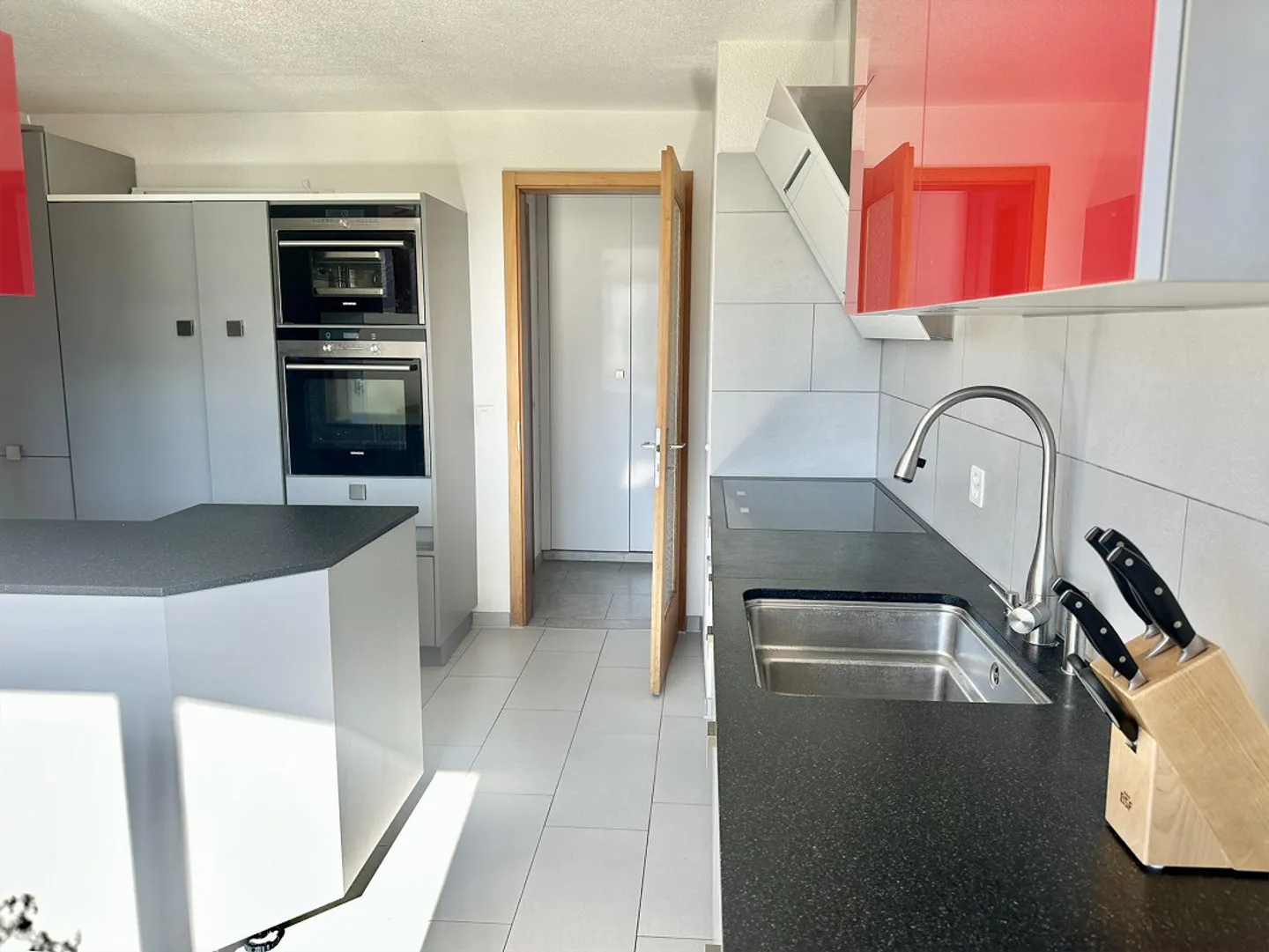 Appartamento luminoso di 4,5 stanze con grande balcone e vista libera sulle montagne - Foto 27 di 27