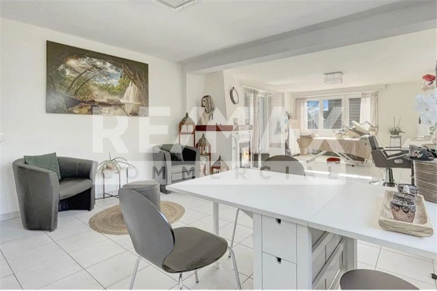 Spazio commerciale luminoso attrezzato con 5,5 stanze su 140 m2 a us... - Foto 7 di 10