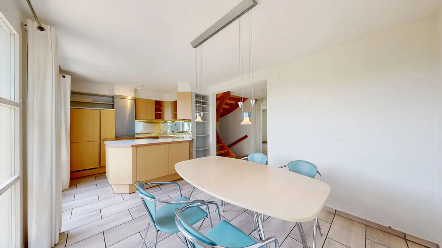 Maison jumelée lumineuse de 5,5 pièces avec carport et deux places de parking extérieures - Photo 5 sur 21