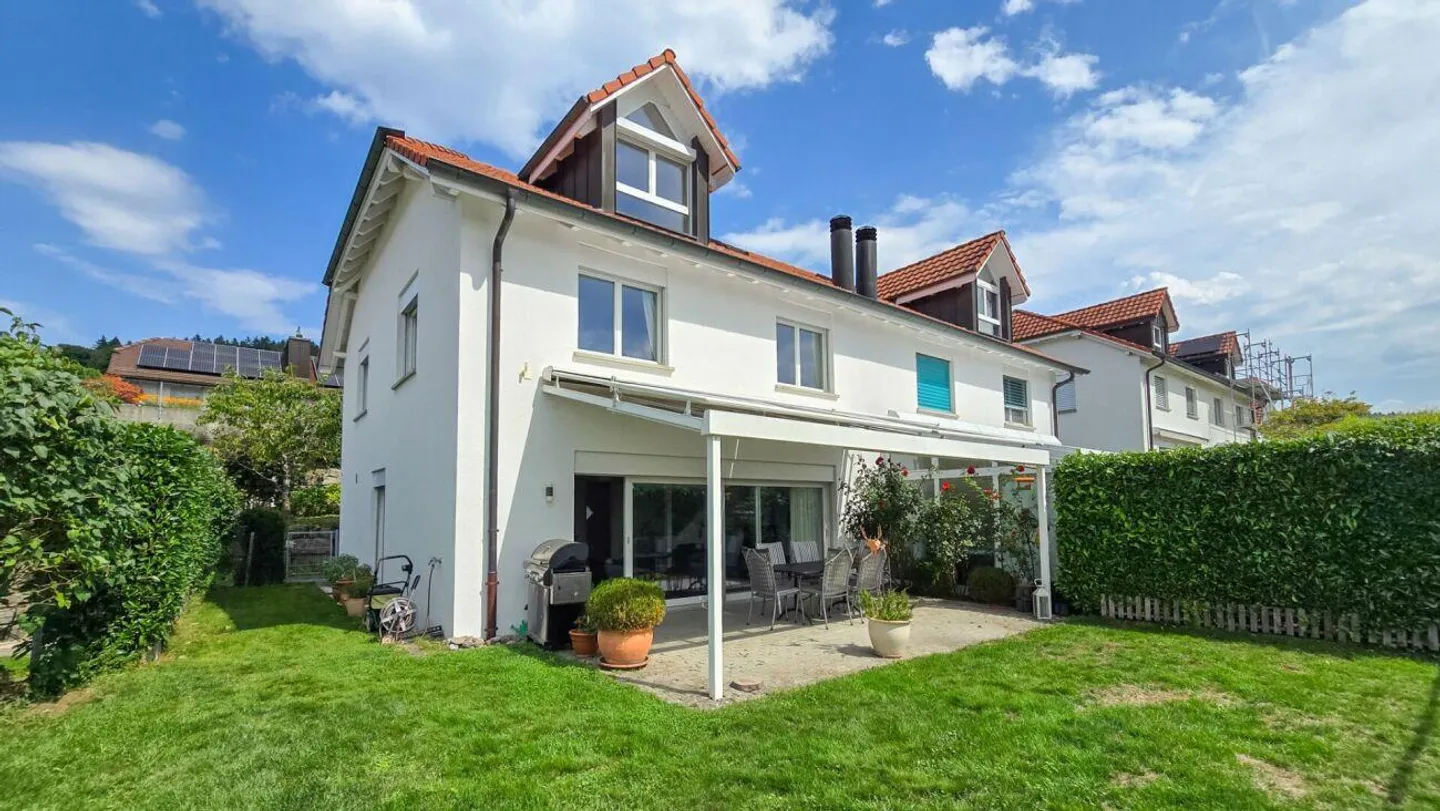 Grosszügige 5.5 Zimmer-Doppeleinfamilienhaus-Hälfte mit Weitsicht - Foto 1 von 12