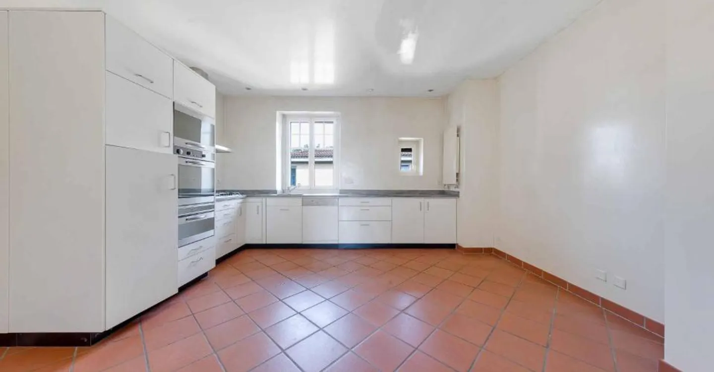 Außergewöhnliche Wohnung im obersten Stock mit 2 Balkonen, nur wenige Schritte von Ouchy entfernt - Foto 4 von 9