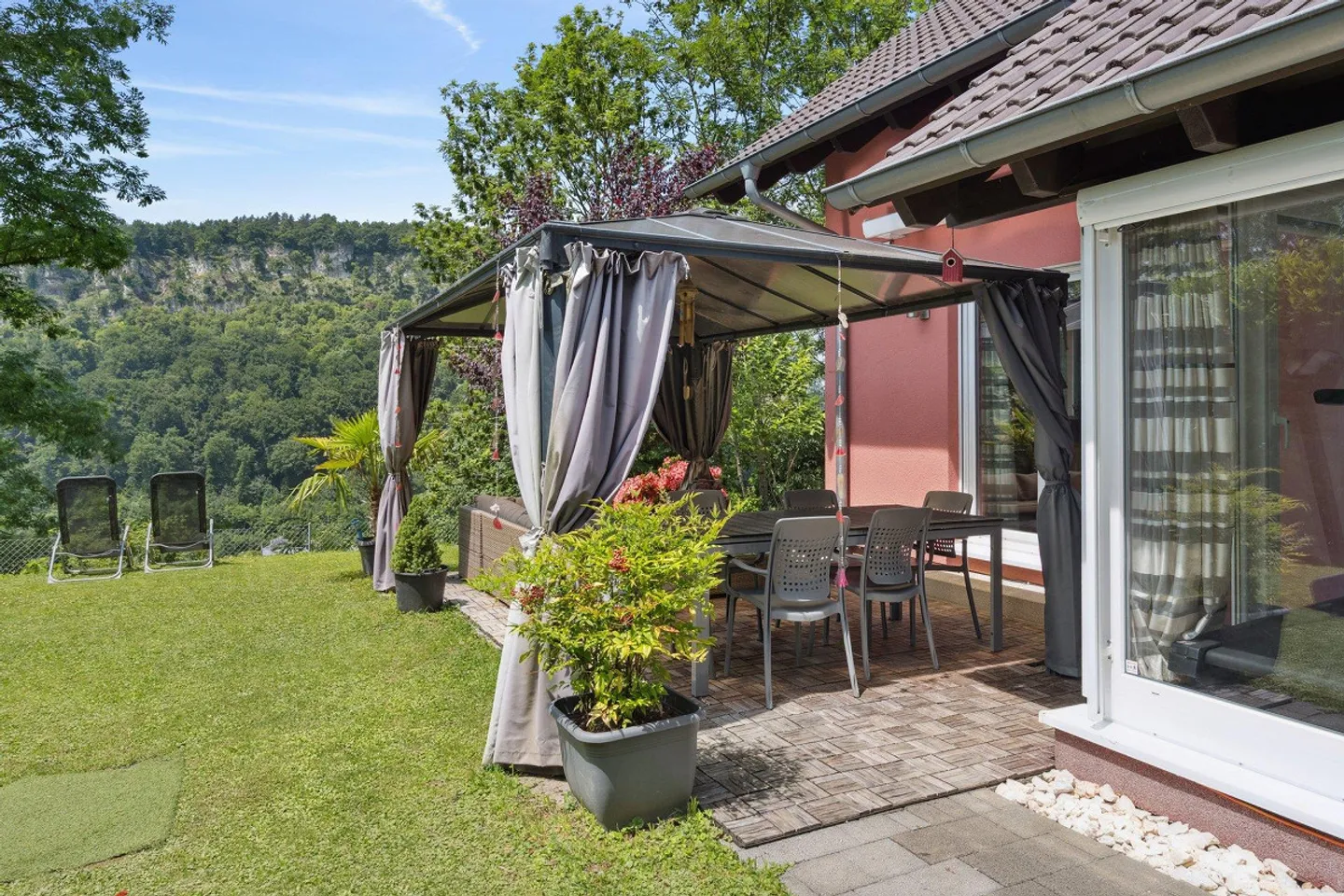 Vie familiale dans la verdure - Photo 1 sur 13