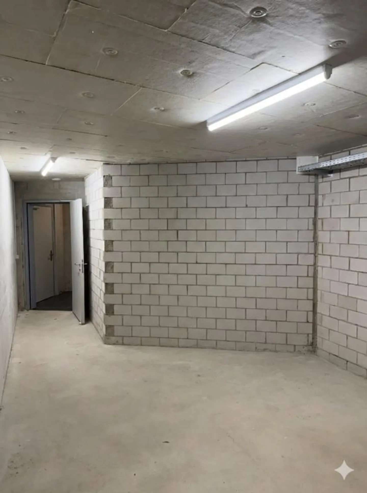 Vielseitiger Raum mit Sichtbeton - Foto 2 von 3