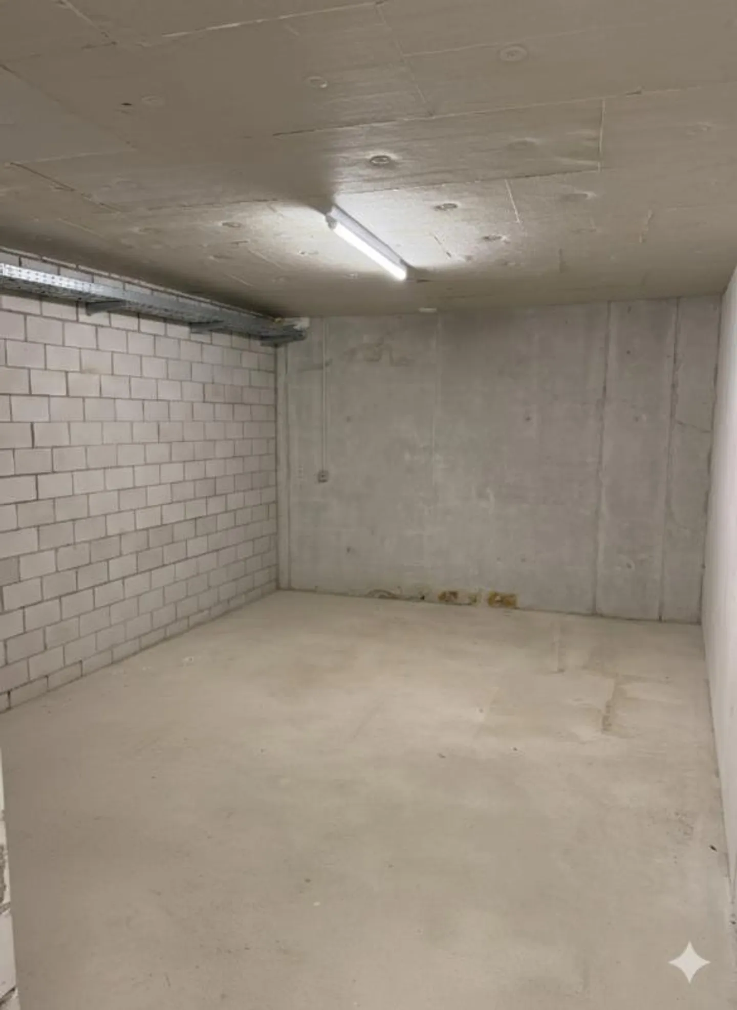 Vielseitiger Raum mit Sichtbeton - Foto 3 von 3