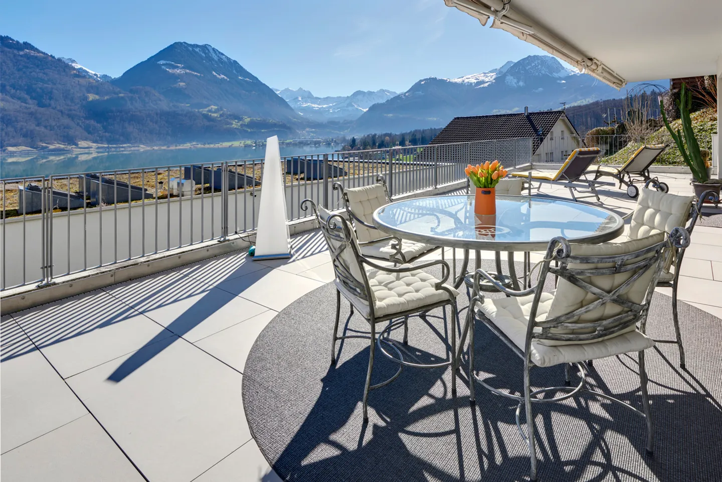 Appartamento con terrazza soleggiata con vista sul lago e sulle montagne - Foto 1 di 7