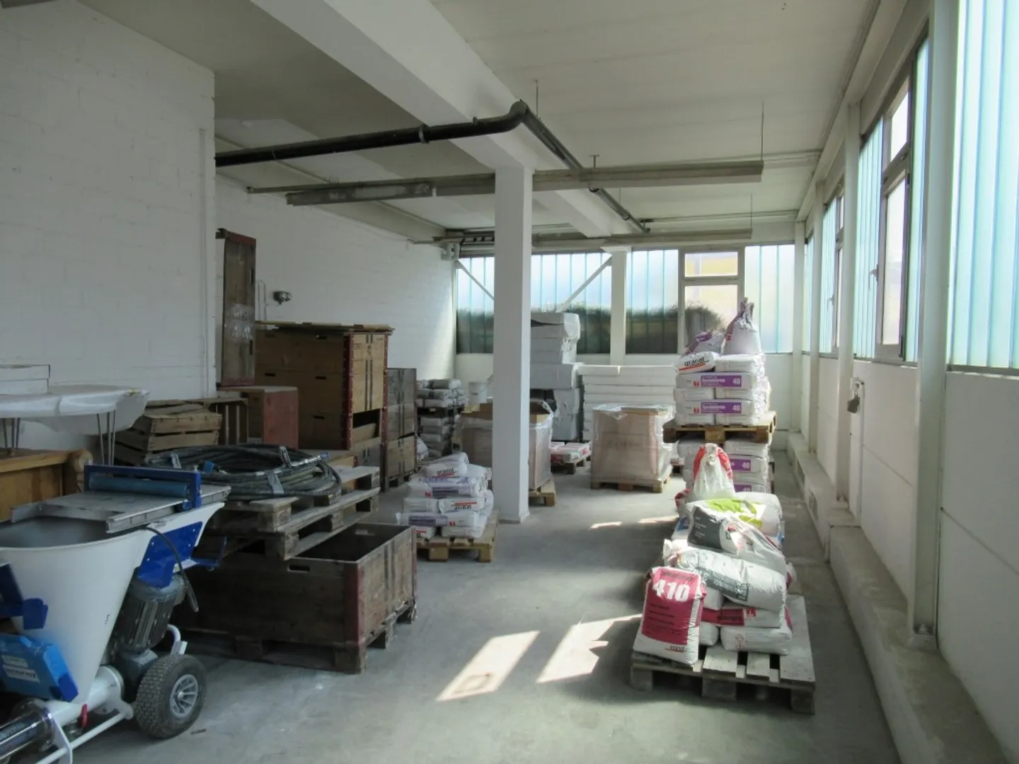Atelier / stockage / magazine inondé de lumière à Horw - Photo 3 sur 6