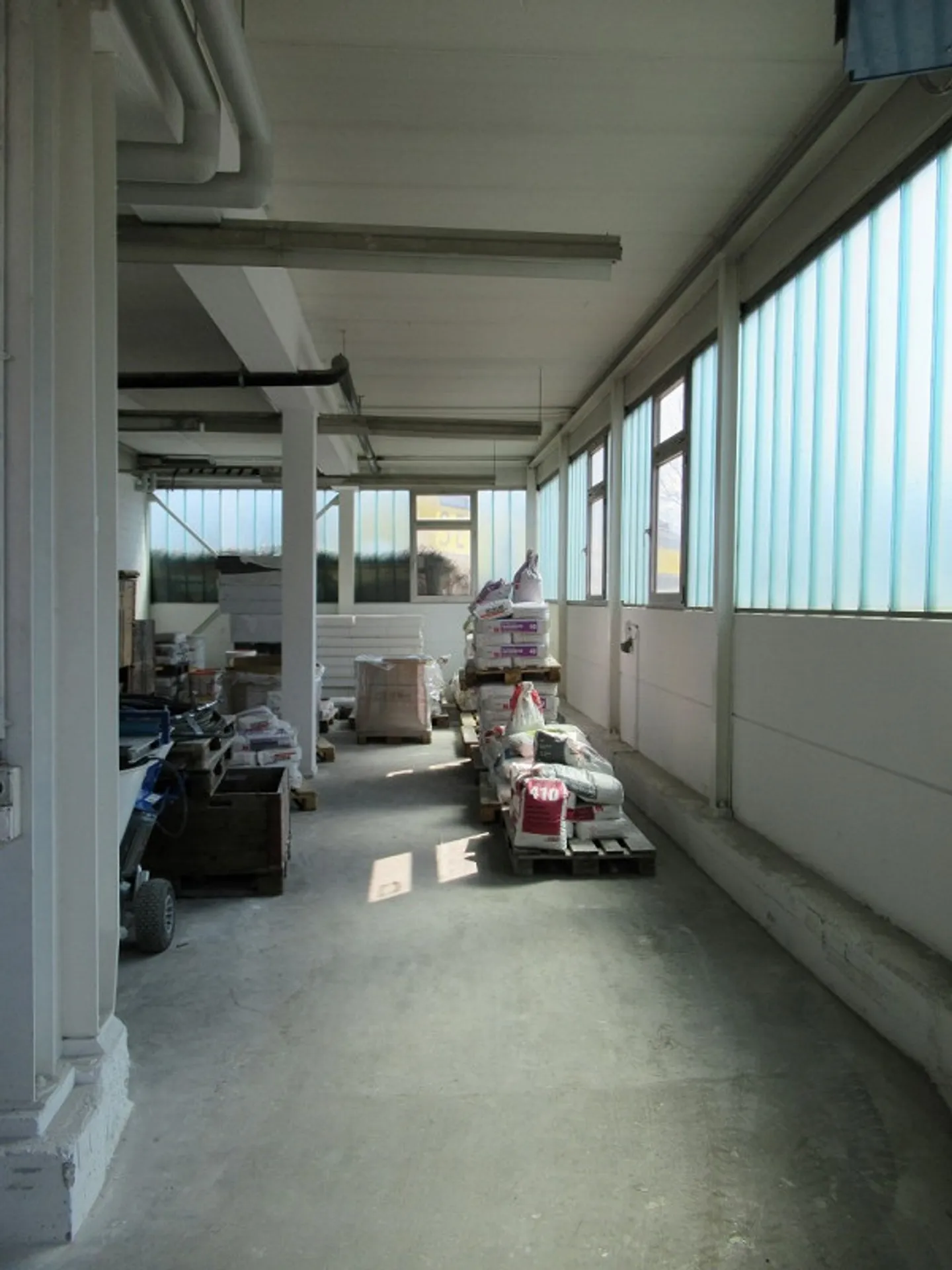 Atelier / stockage / magazine inondé de lumière à Horw - Photo 4 sur 6