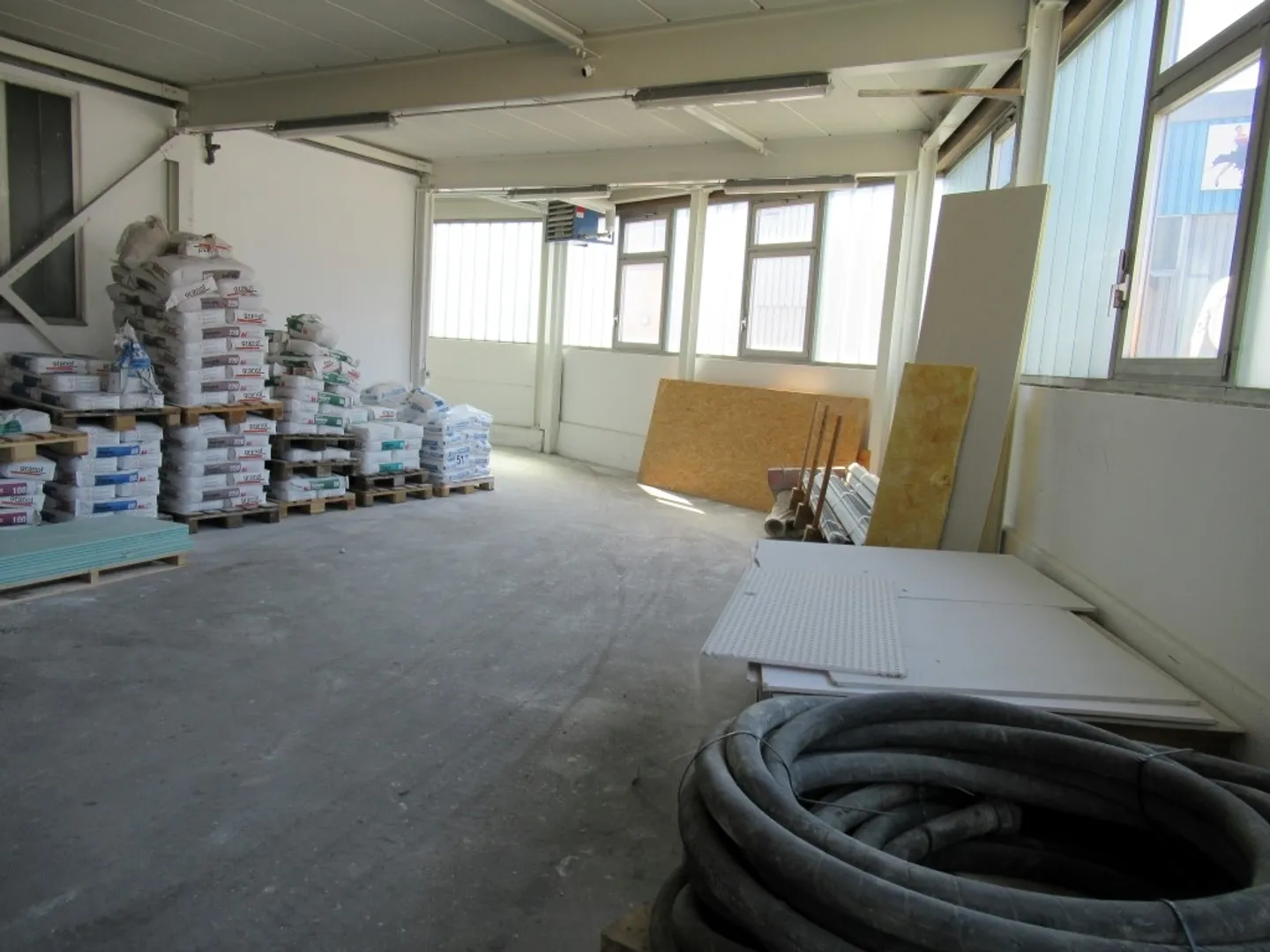 Atelier / stockage / magazine inondé de lumière à Horw - Photo 1 sur 6