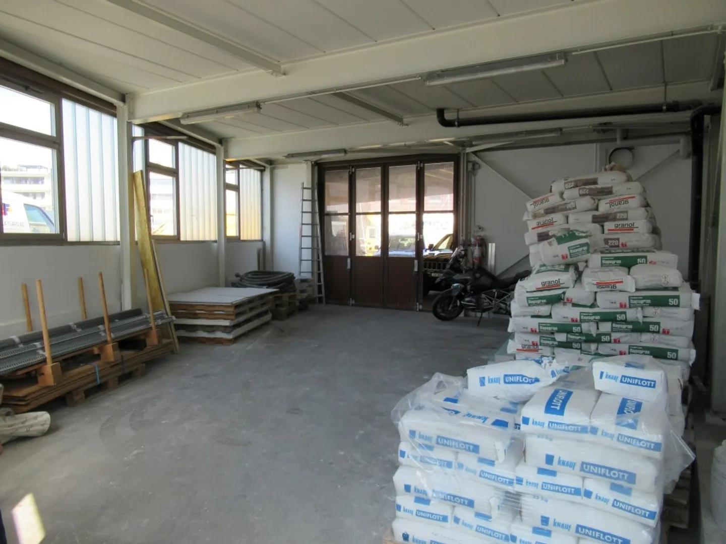 Atelier / stockage / magazine inondé de lumière à Horw - Photo 2 sur 6