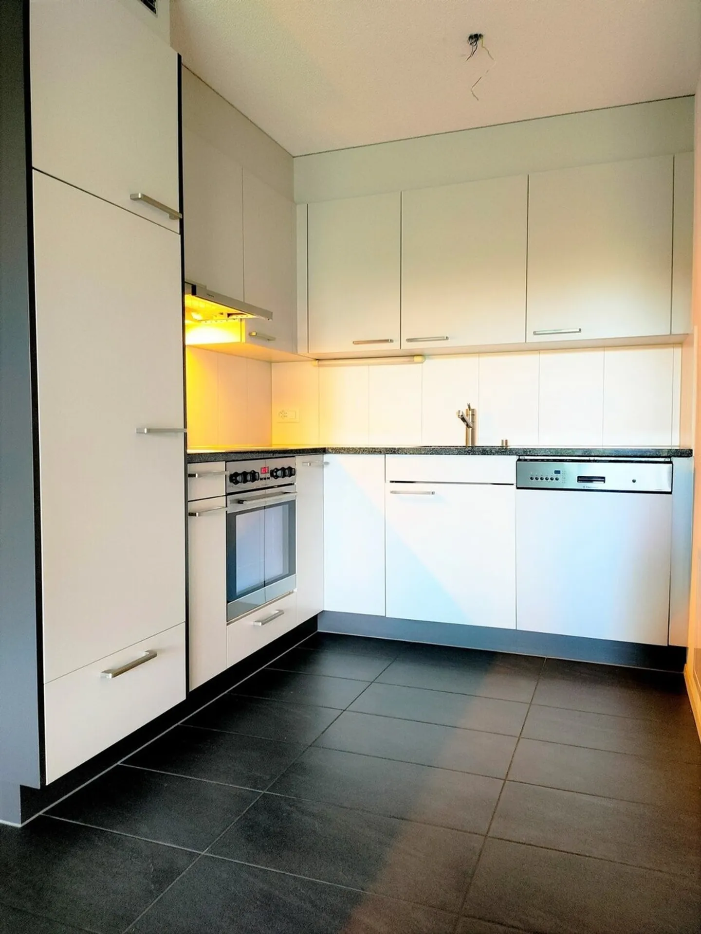 Modern Apartment with Balcony - Photo 5 of 8