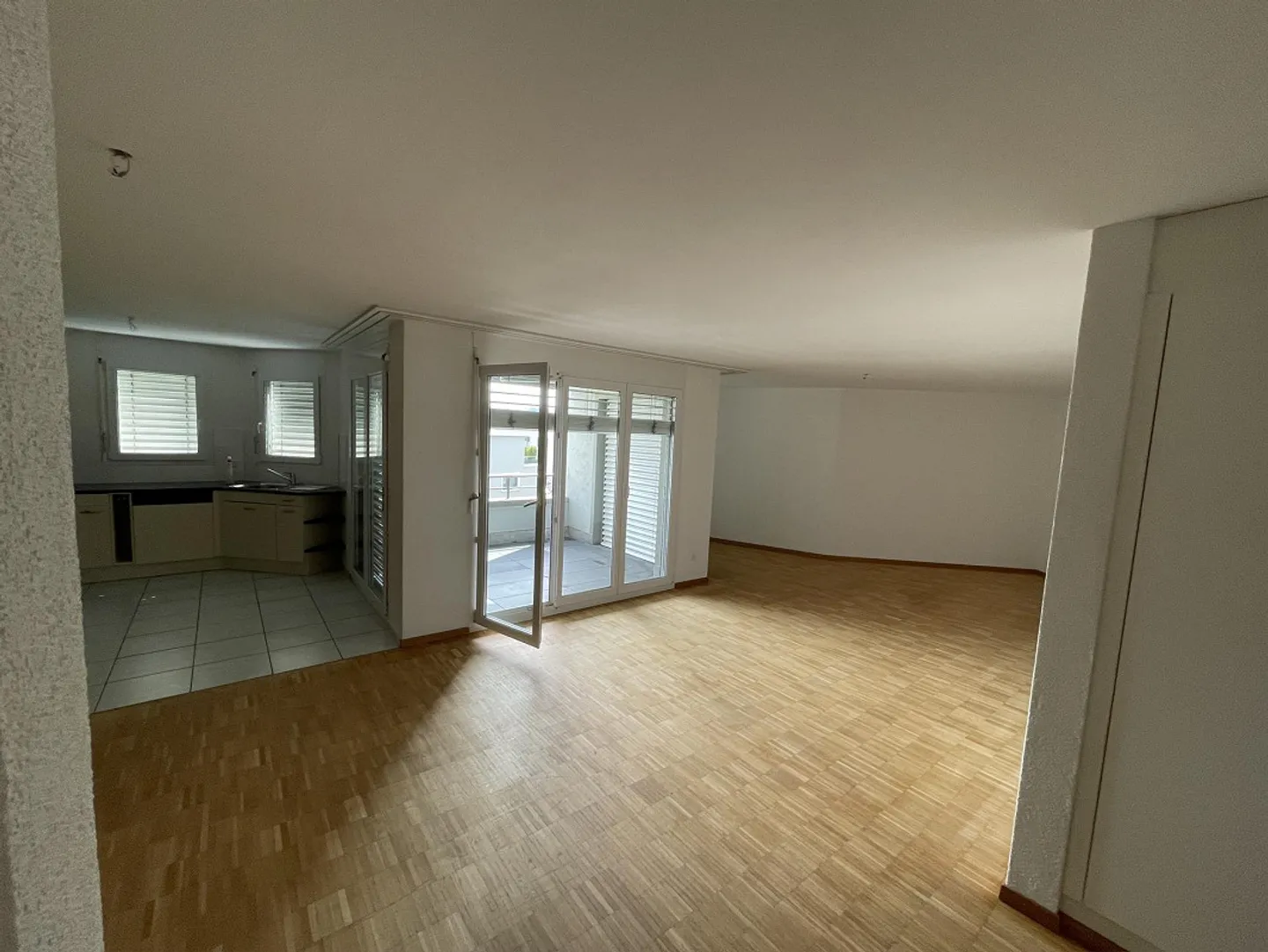 Luminoso appartamento di 4,5 stanze con balcone e bella vista a Wil SG - Foto 1 di 16