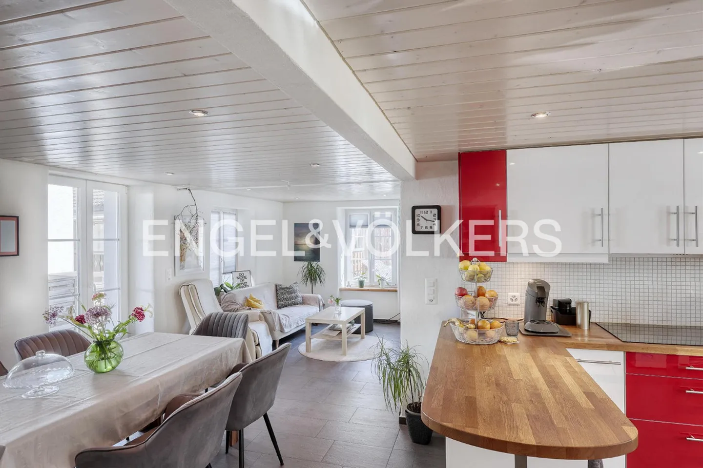 Construction en bois au caractère unique avec deux unités résidentielles interprétées de manière moderne ! - Photo 2 sur 14