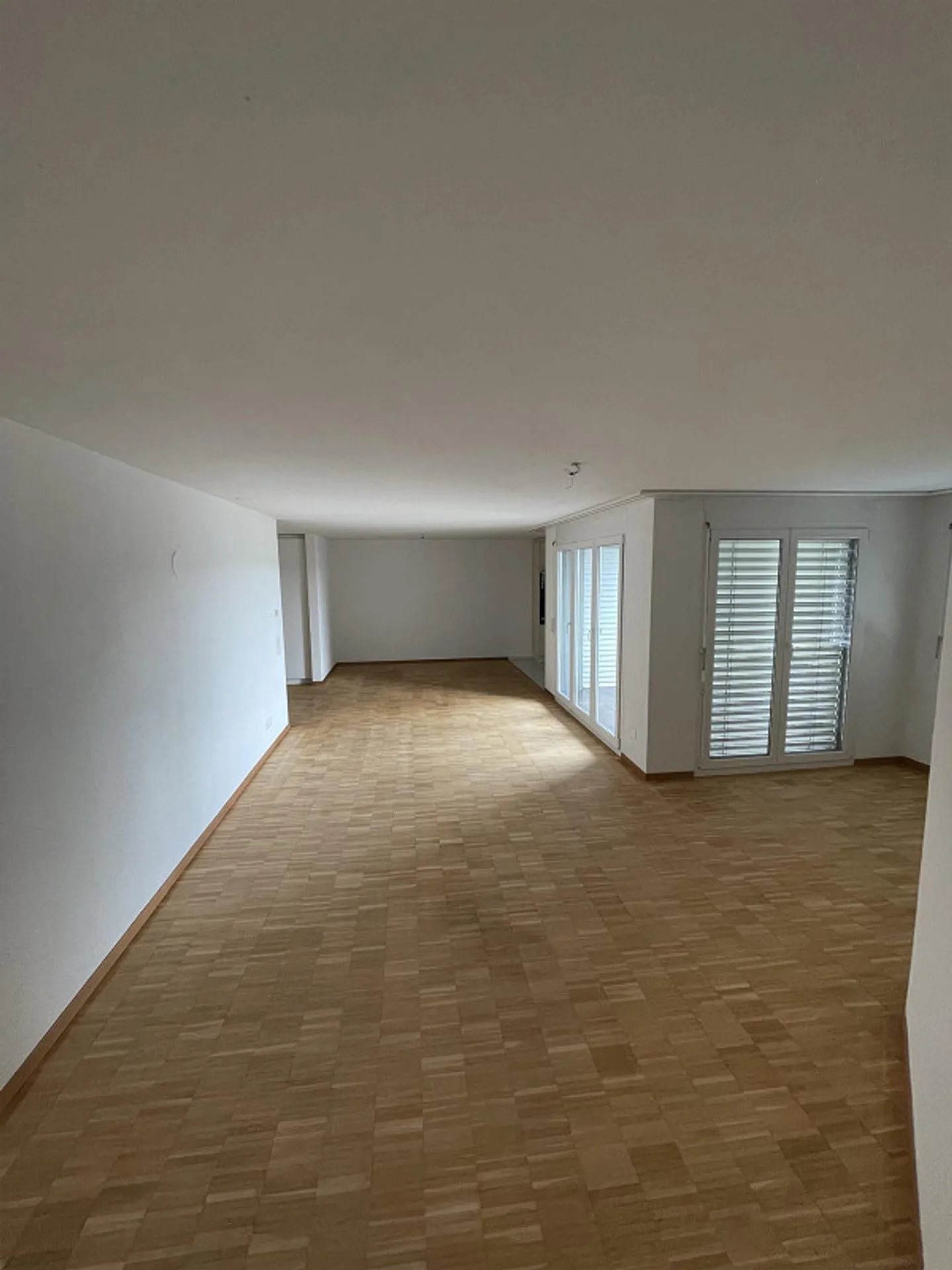 Luminoso appartamento di 4,5 stanze con balcone e bella vista a Wil SG - Foto 3 di 16