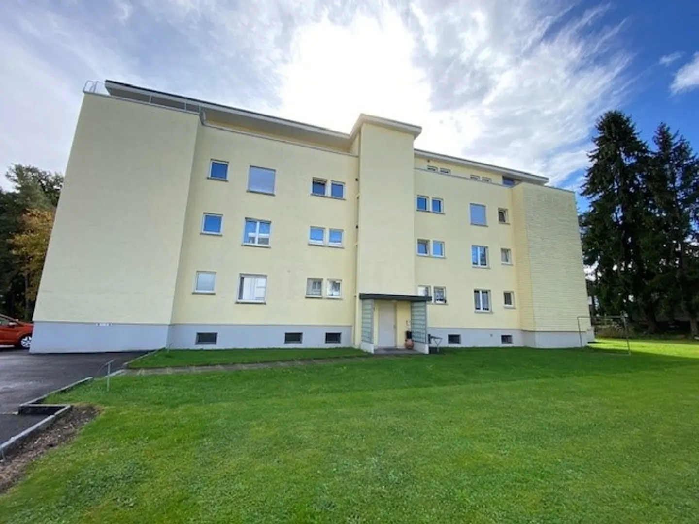 Appartement spacieux de 4,5 pièces avec balcon et garage à Wil - Photo 3 sur 13