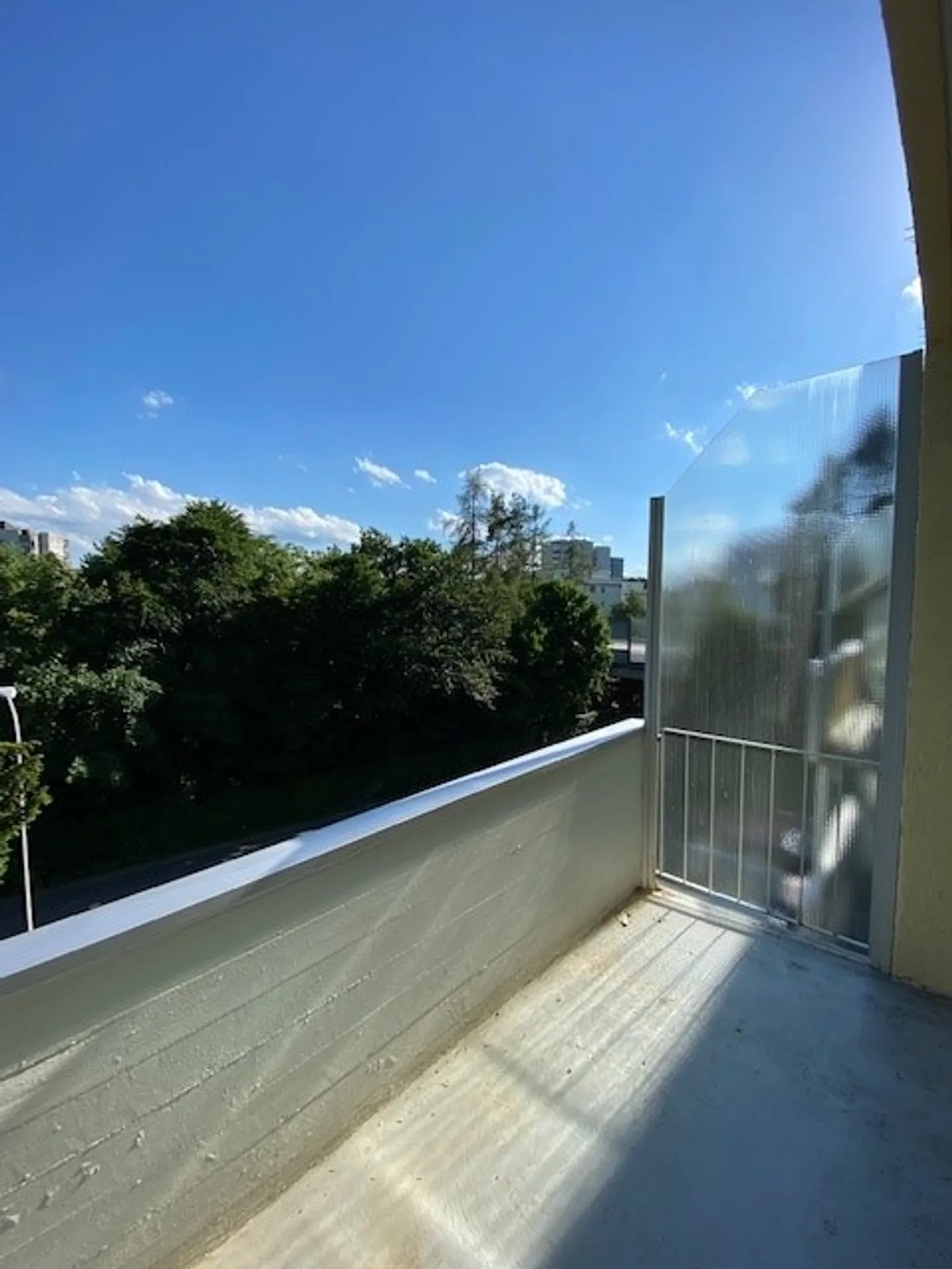 Appartement spacieux de 4,5 pièces avec balcon et garage à Wil - Photo 2 sur 13