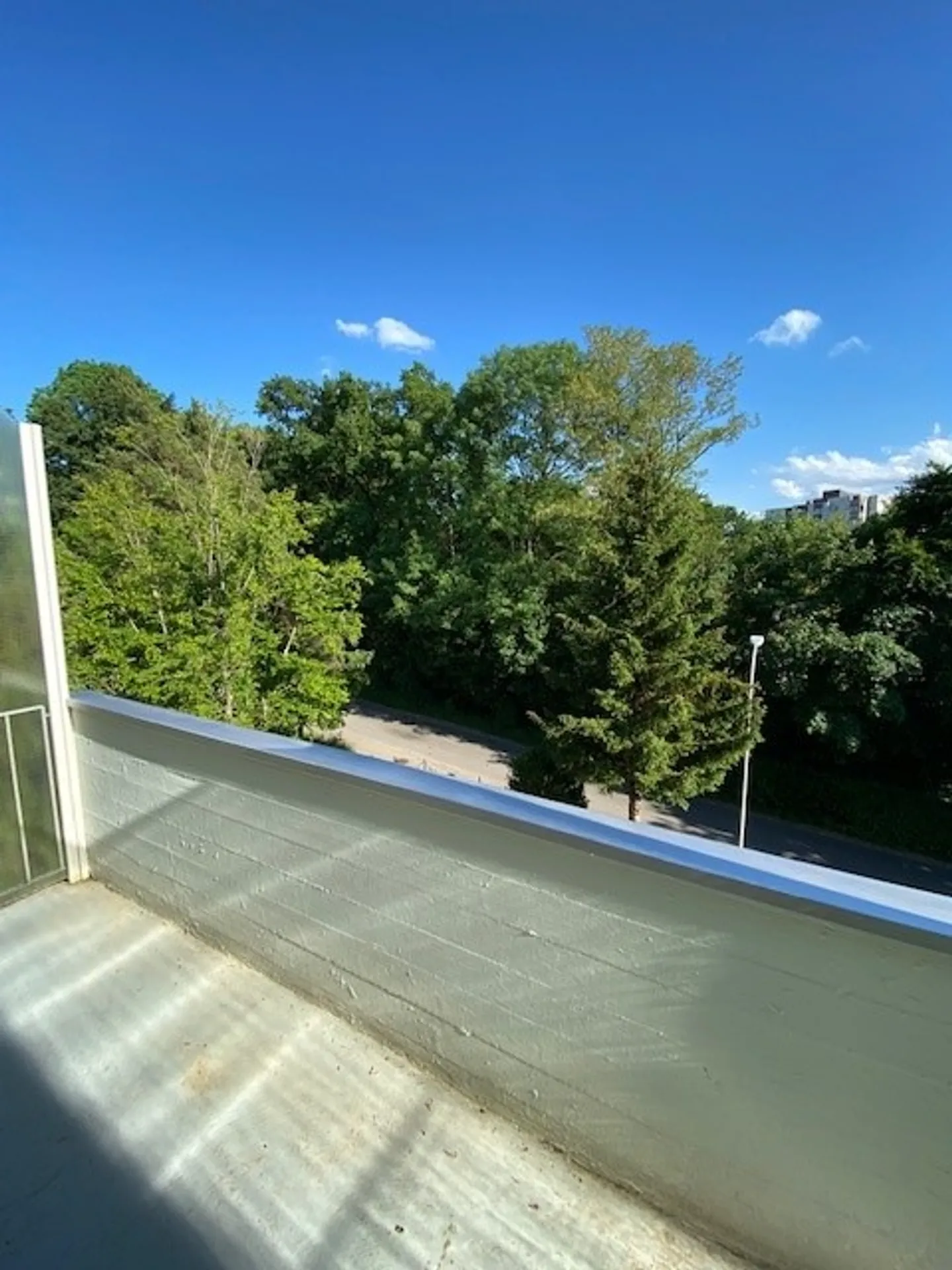 Appartement spacieux de 4,5 pièces avec balcon et garage à Wil - Photo 1 sur 13