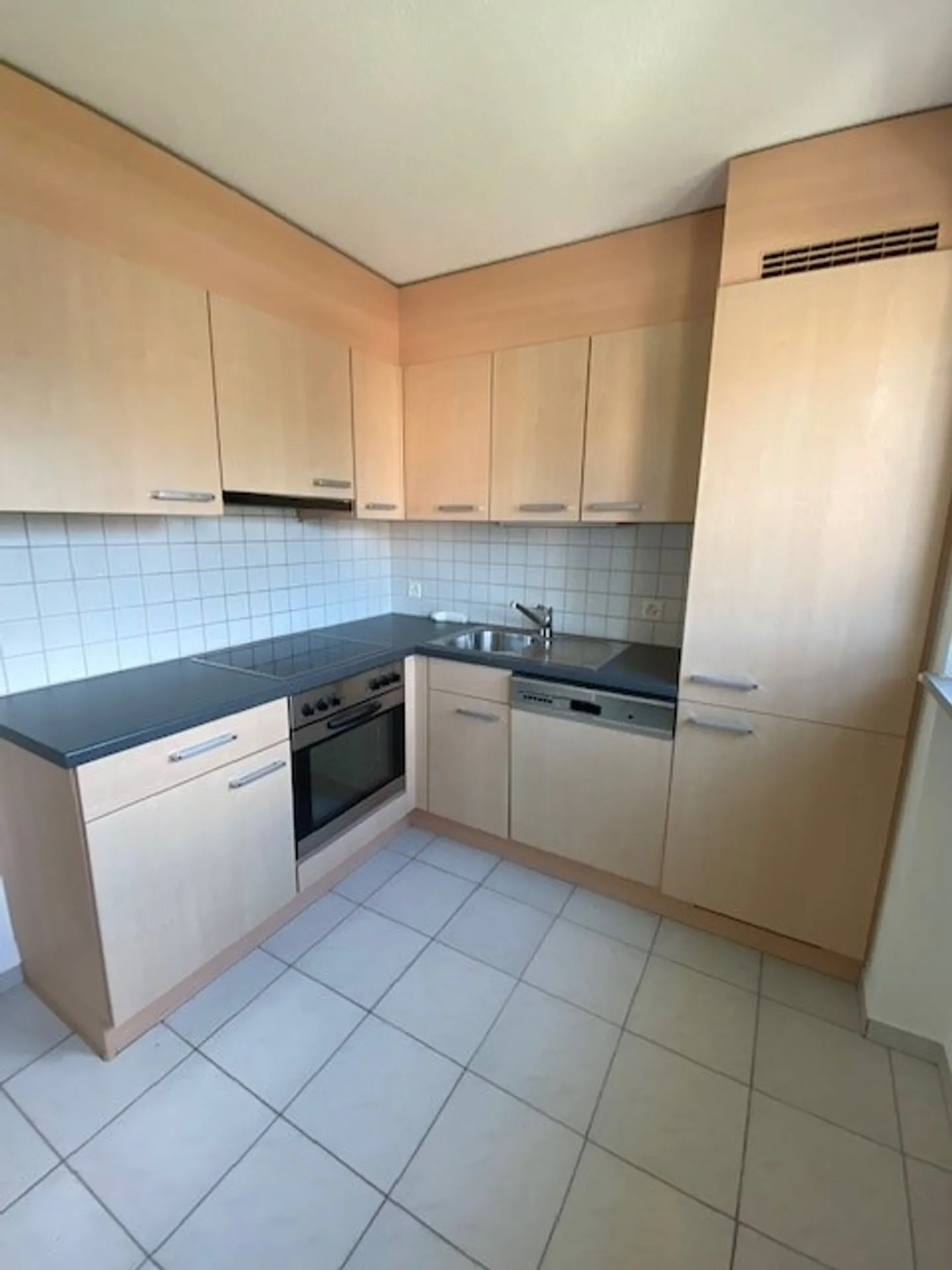 Appartement spacieux de 4,5 pièces avec balcon et garage à Wil - Photo 8 sur 13