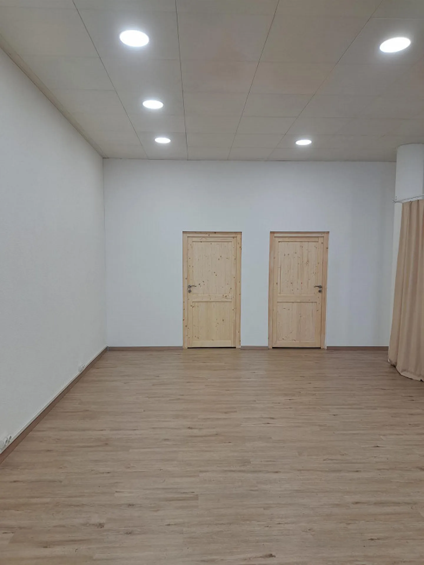 Shop/Sales Room in Central Location - Photo 2 of 3