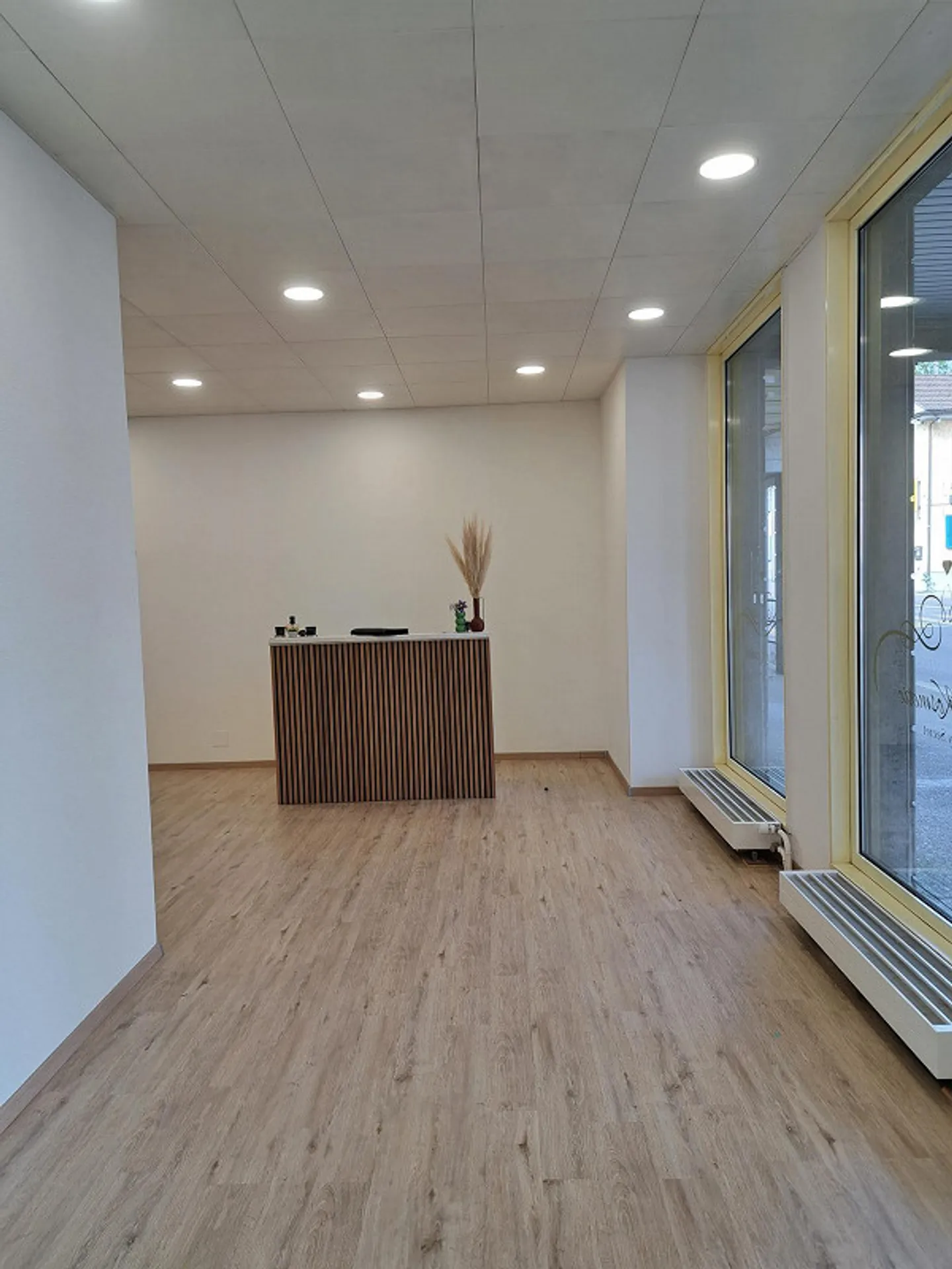 Shop/Sales Room in Central Location - Photo 3 of 3