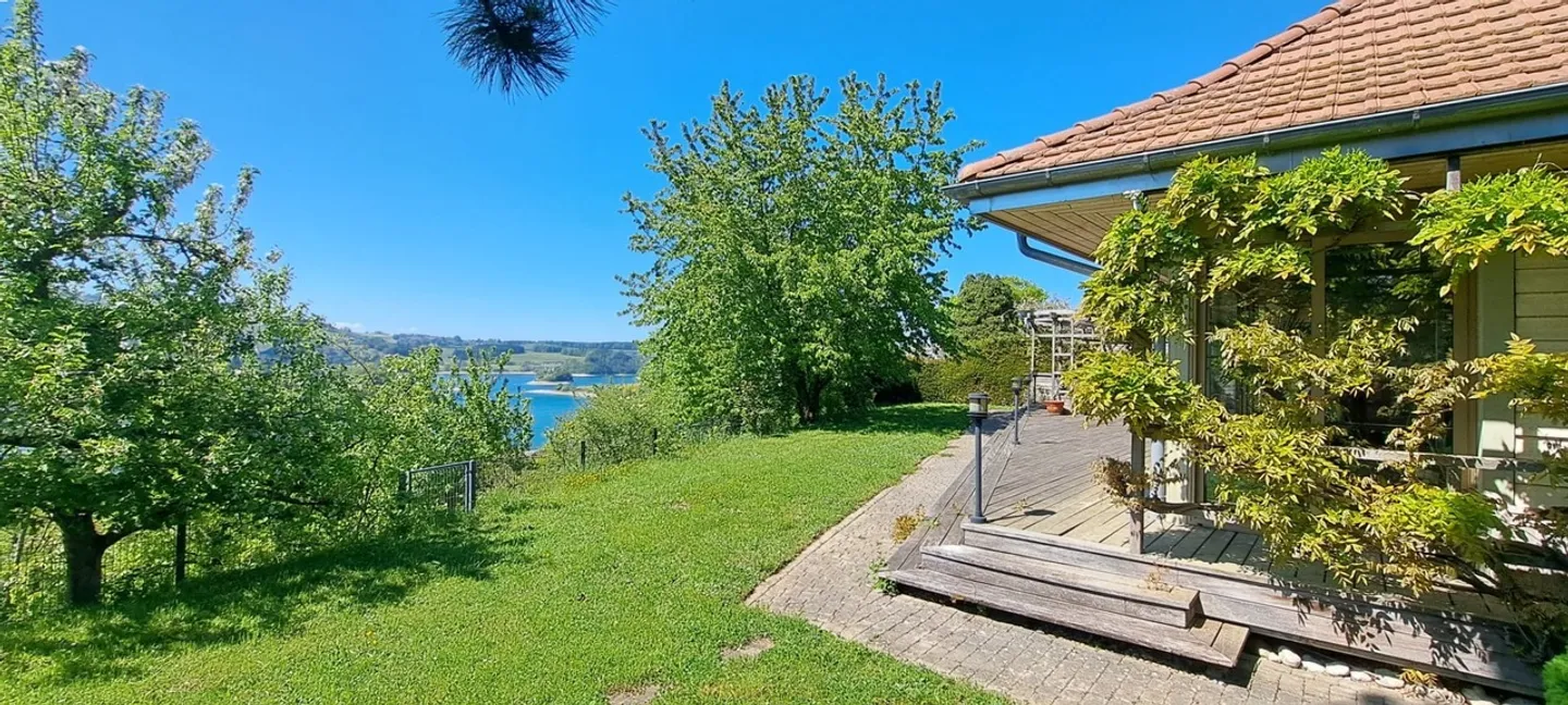 In a quiet area, magnificent villa with a view of the lake - Photo 1 of 16