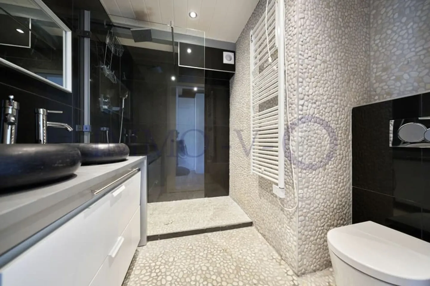 GERÄUMIGES DORFHAUS MIT BALKON UND TERRASSE 30 METER VOM SEE ENTFERNT - Foto 7 von 13