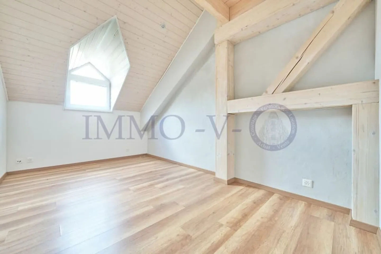 GERÄUMIGES DORFHAUS MIT BALKON UND TERRASSE 30 METER VOM SEE ENTFERNT - Foto 9 von 13