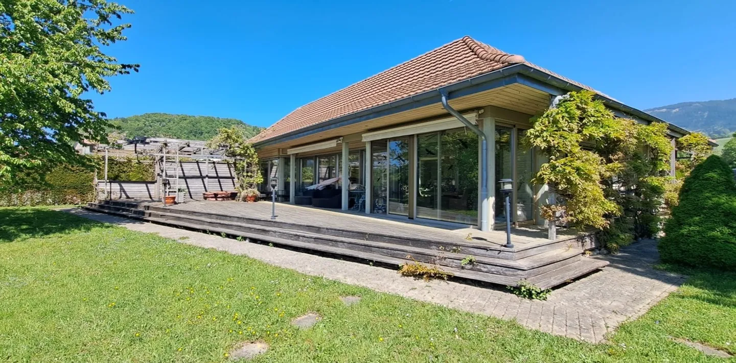 In a quiet area, magnificent villa with a view of the lake - Photo 4 of 16