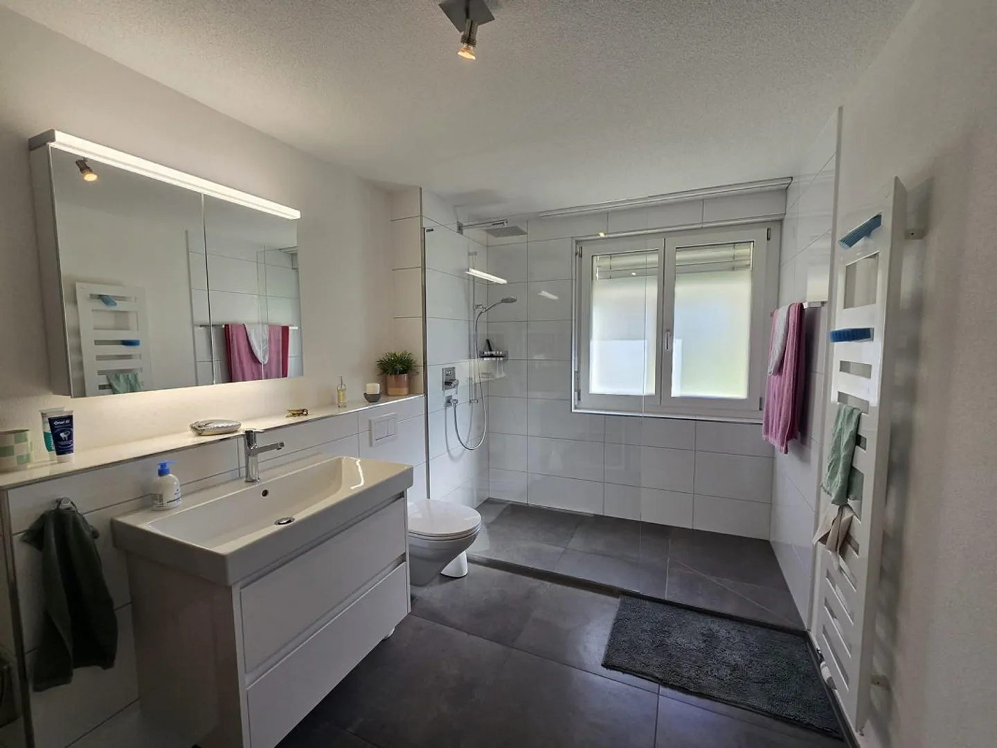 Appartamento luminoso e moderno con 3 camere e ampio soggiorno/sala da pranzo in ... - Foto 2 di 6