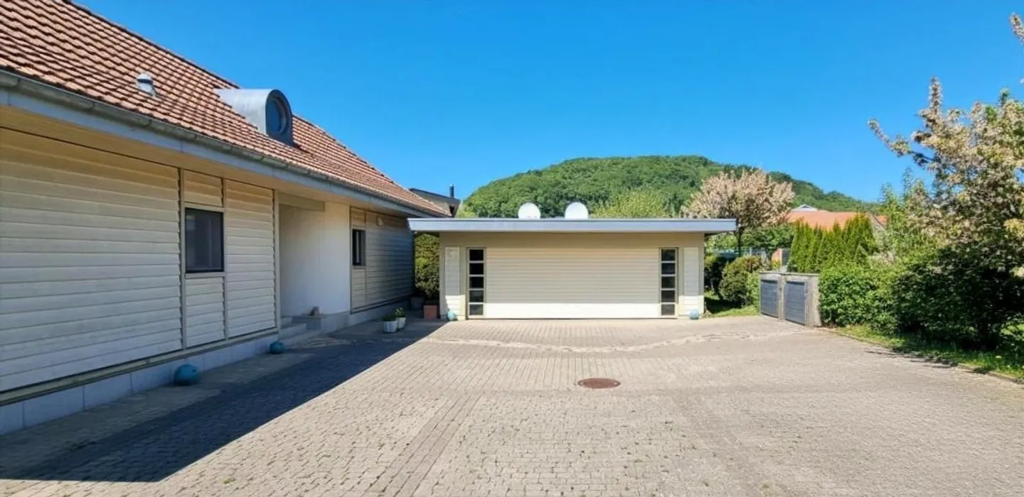 In a quiet area, magnificent villa with a view of the lake - Photo 6 of 16