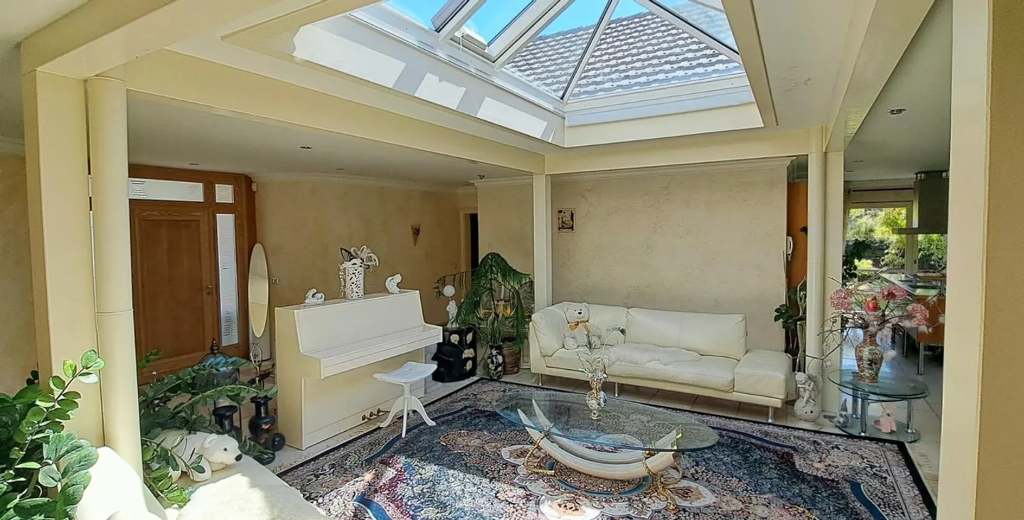 In a quiet area, magnificent villa with a view of the lake - Photo 10 of 16