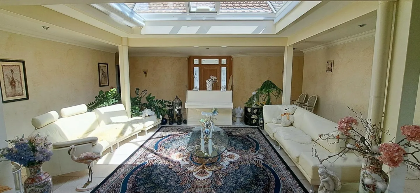 In a quiet area, magnificent villa with a view of the lake - Photo 11 of 16