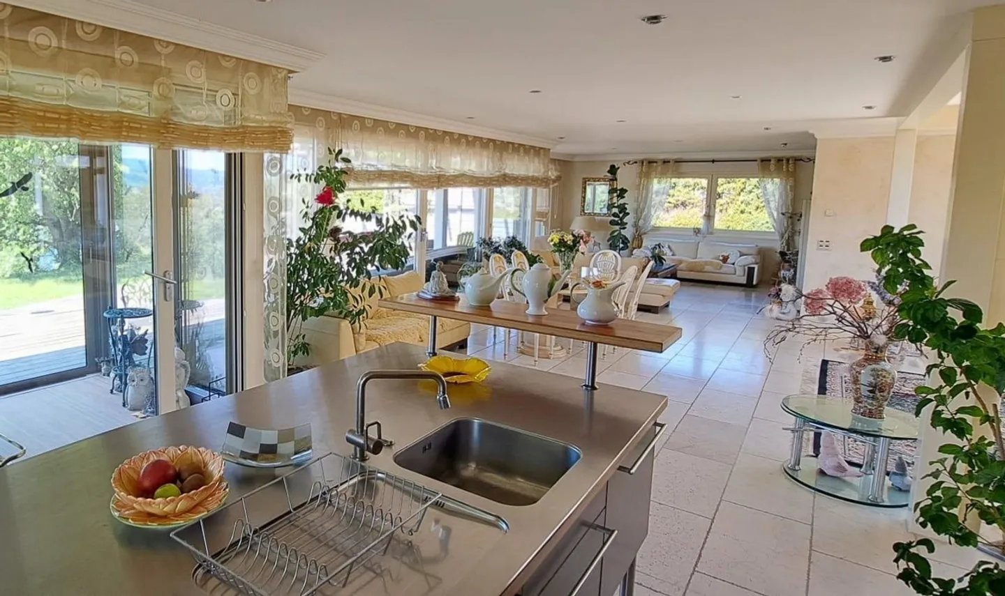 In a quiet area, magnificent villa with a view of the lake - Photo 8 of 16