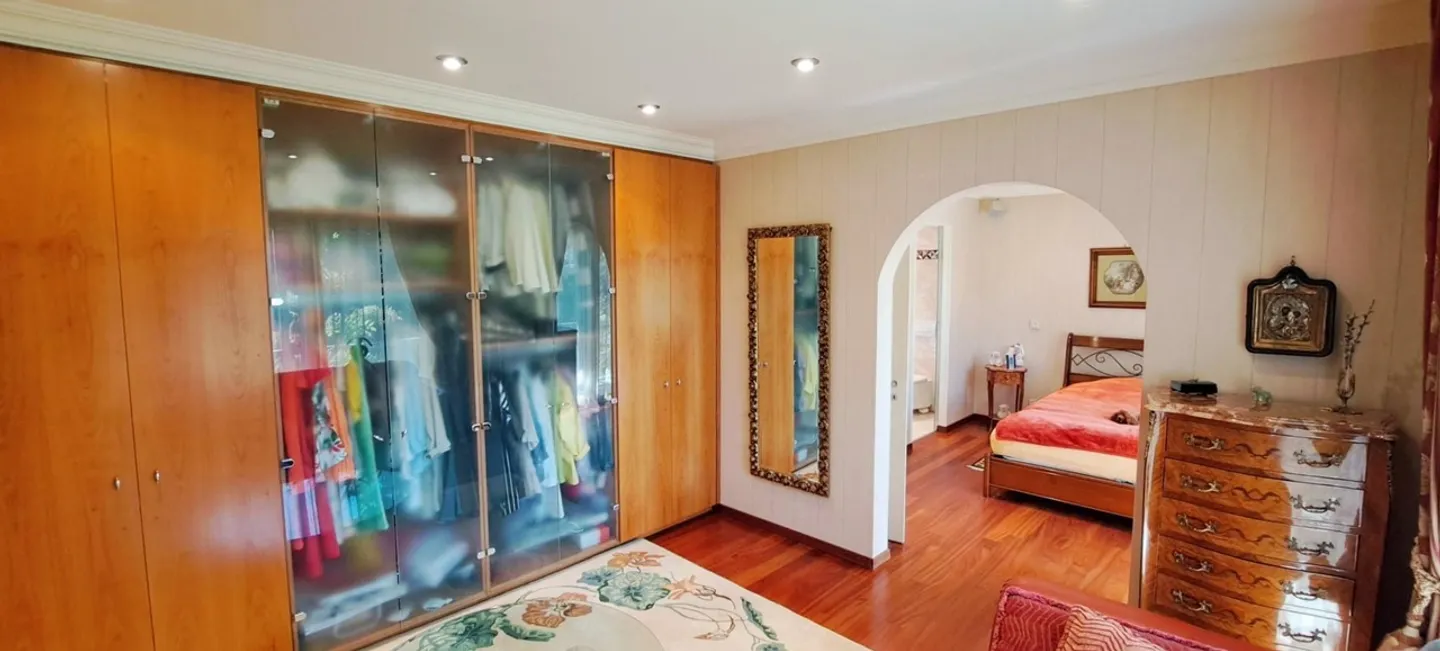 In a quiet area, magnificent villa with a view of the lake - Photo 14 of 16