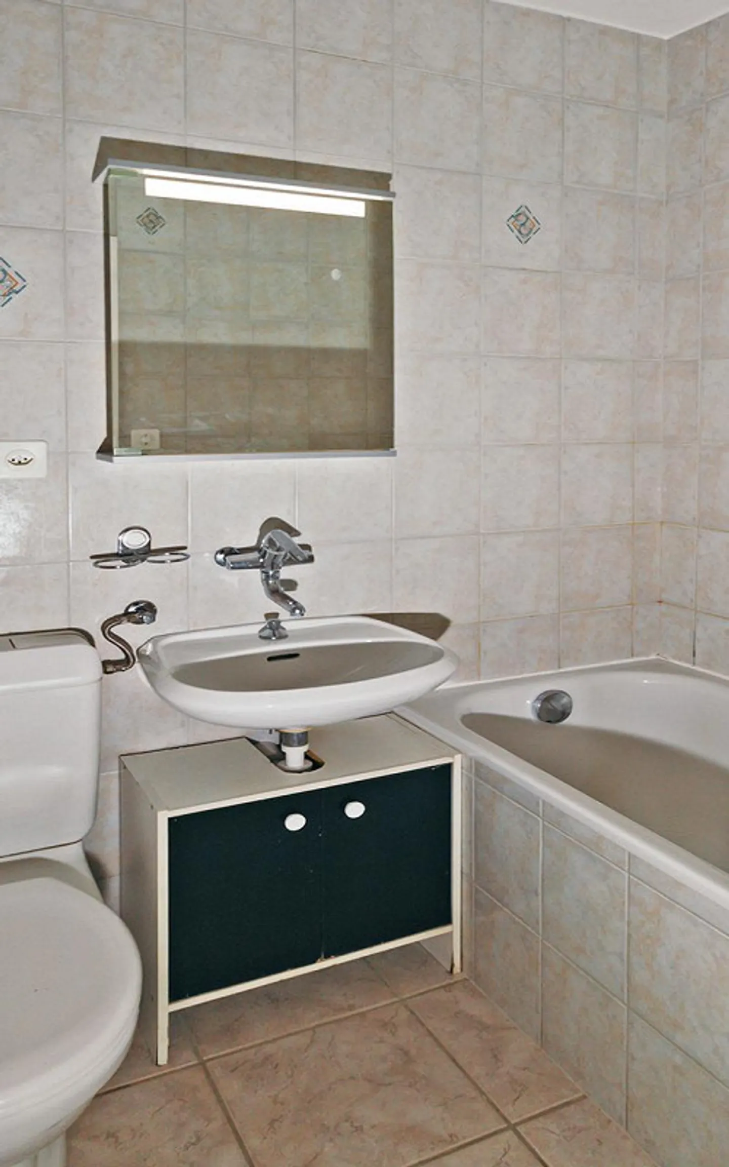 FOR SALE CHARMING APARTMENT 3.5 ROOMS IN APROZ - Photo 6 of 8