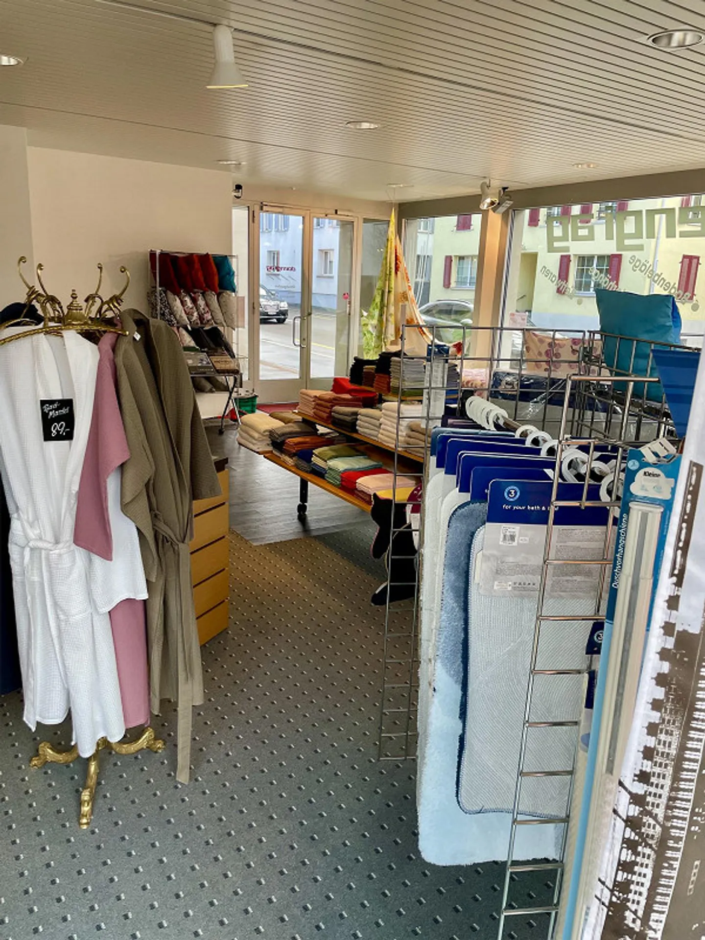 Spazio vendita, magazzino e posto auto nel cuore di Cham - Foto 6 di 10